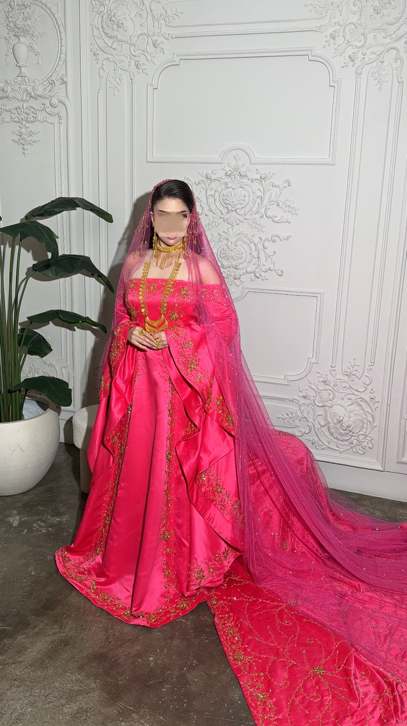 Fuschia Malka Gown فستان ملكة فوشي مع شك ذهبي