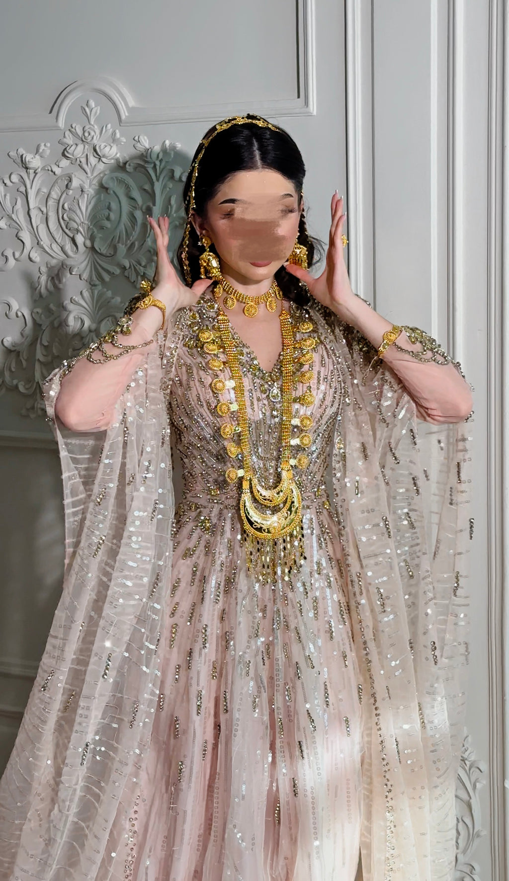 Champagne thoub with handmade crystals and veil ثوب روز جولد مع كريستالات باليد و طرحة