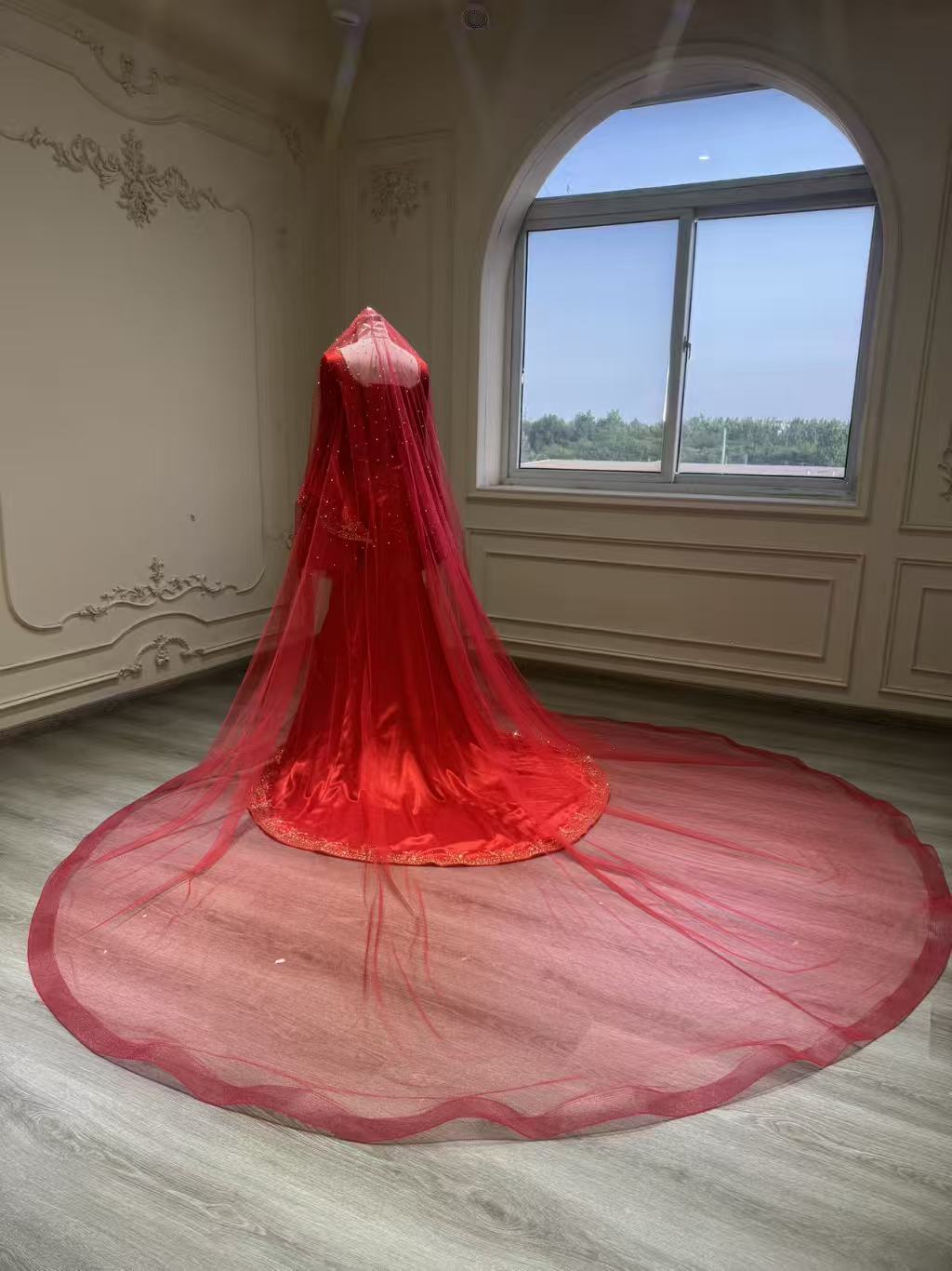 Red and gold fishtail malka dress with veil فستان ملكة احمر و ذهبي مع طرحة