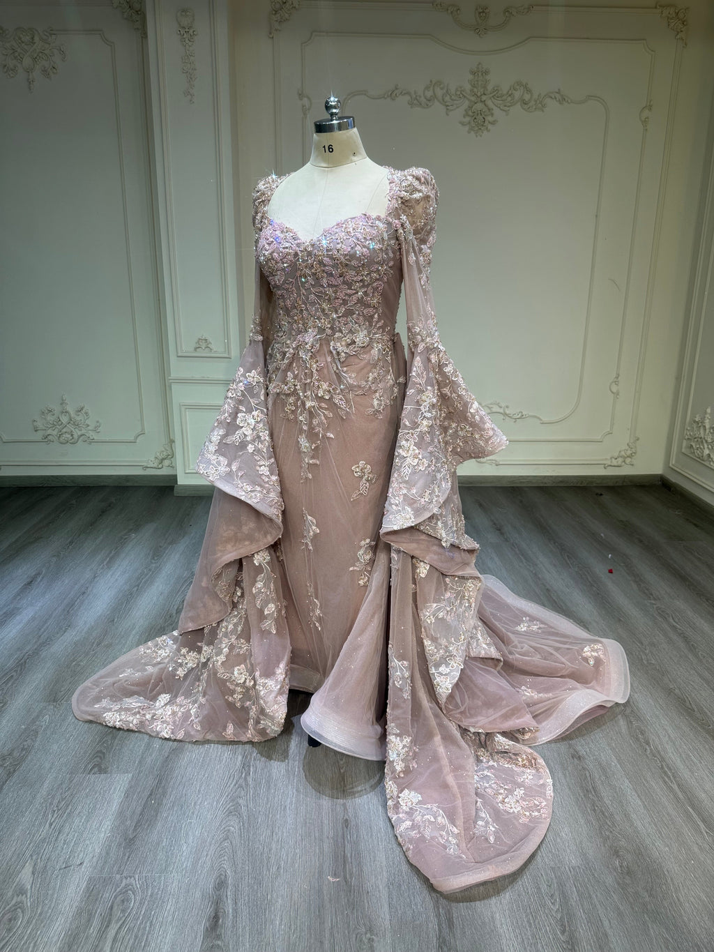 Champagne dress with removable skirt and veil فستان روز جولد مع خرز ذهبي و طرحة