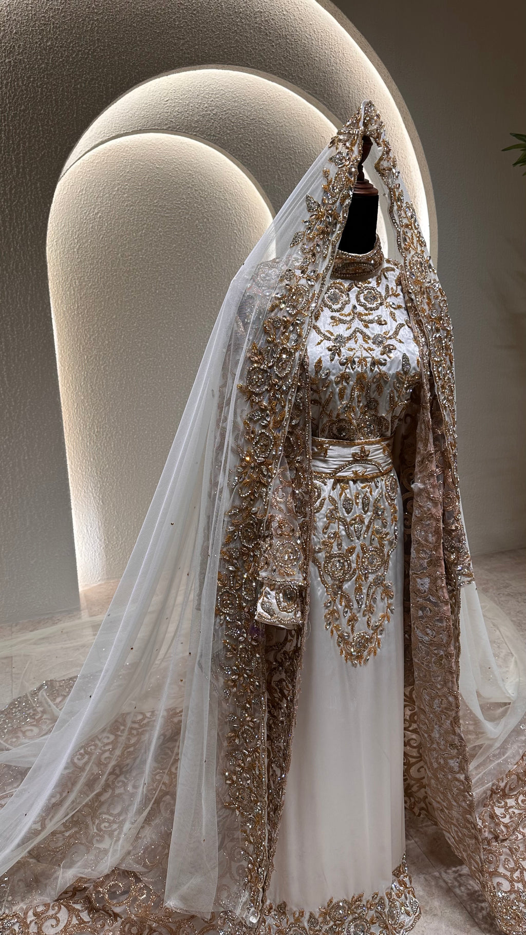 White and gold 4 piece thoub ثوب ابيض و ذهبي مكون من اربع قطع