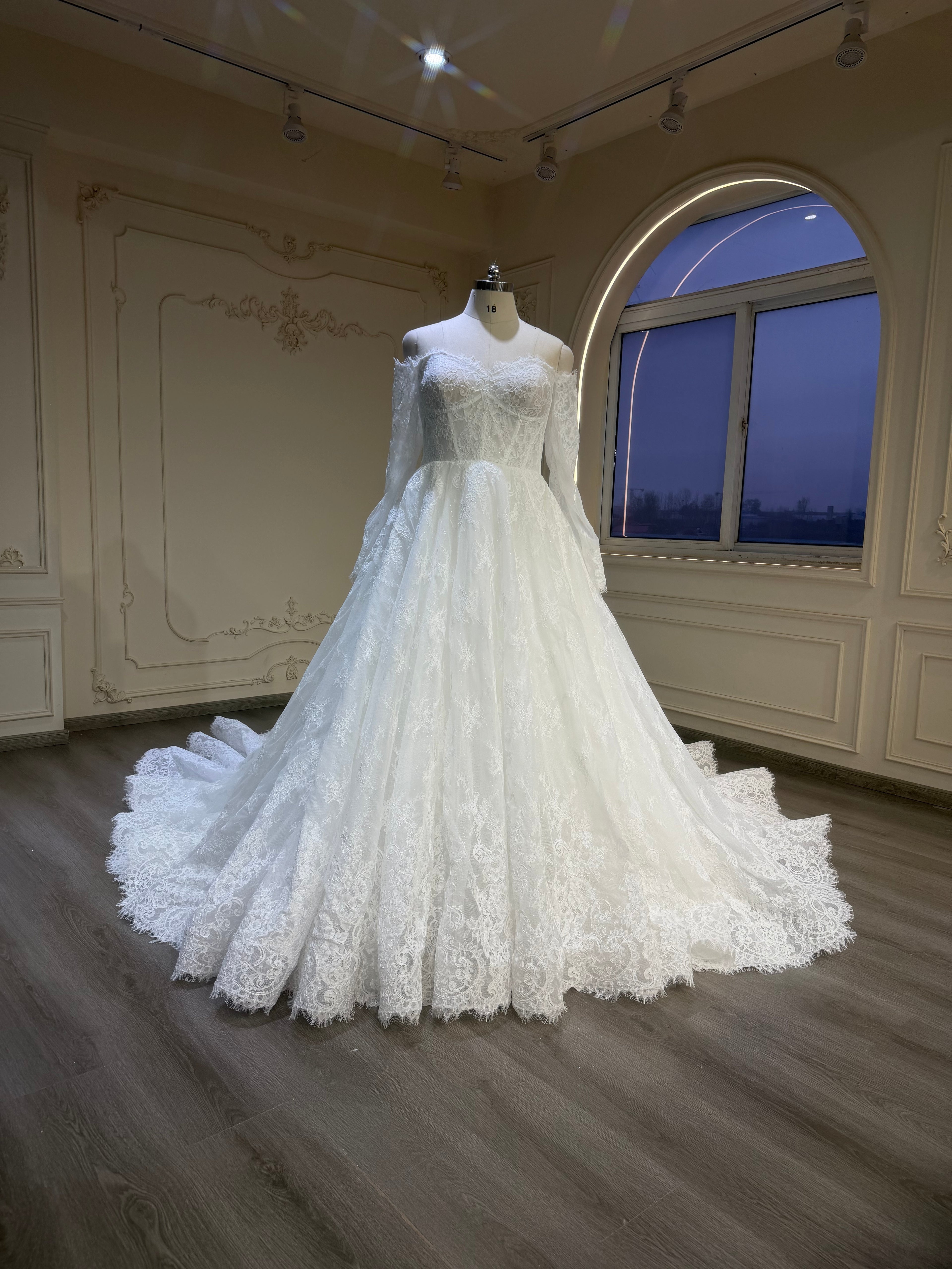 Intricate lace dress with corset and long veil فستان دانتيل فرنسي مع كورسيت و طرحة طويلة