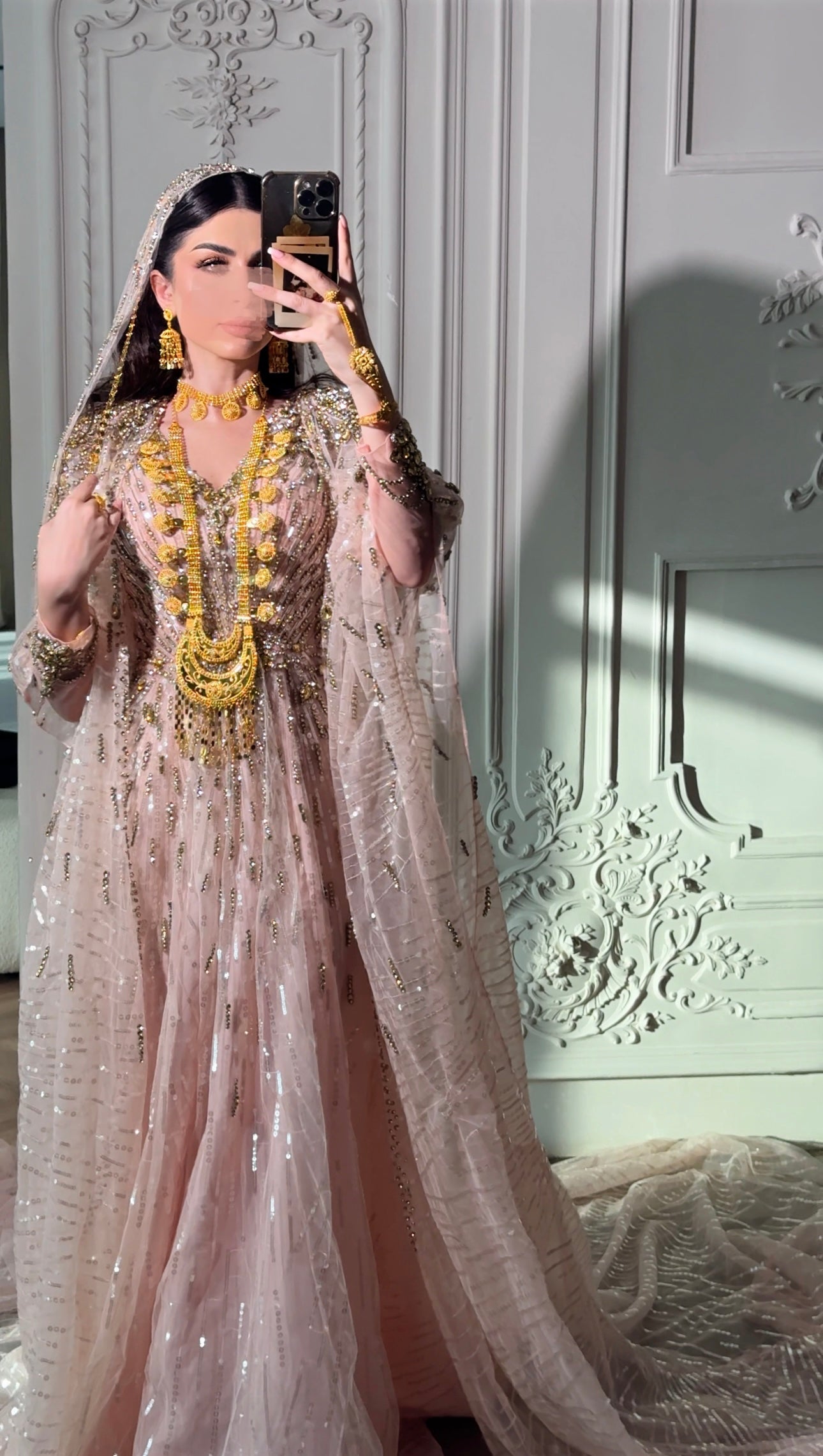 Champagne thoub with handmade crystals and veil ثوب روز جولد مع كريستالات باليد و طرحة