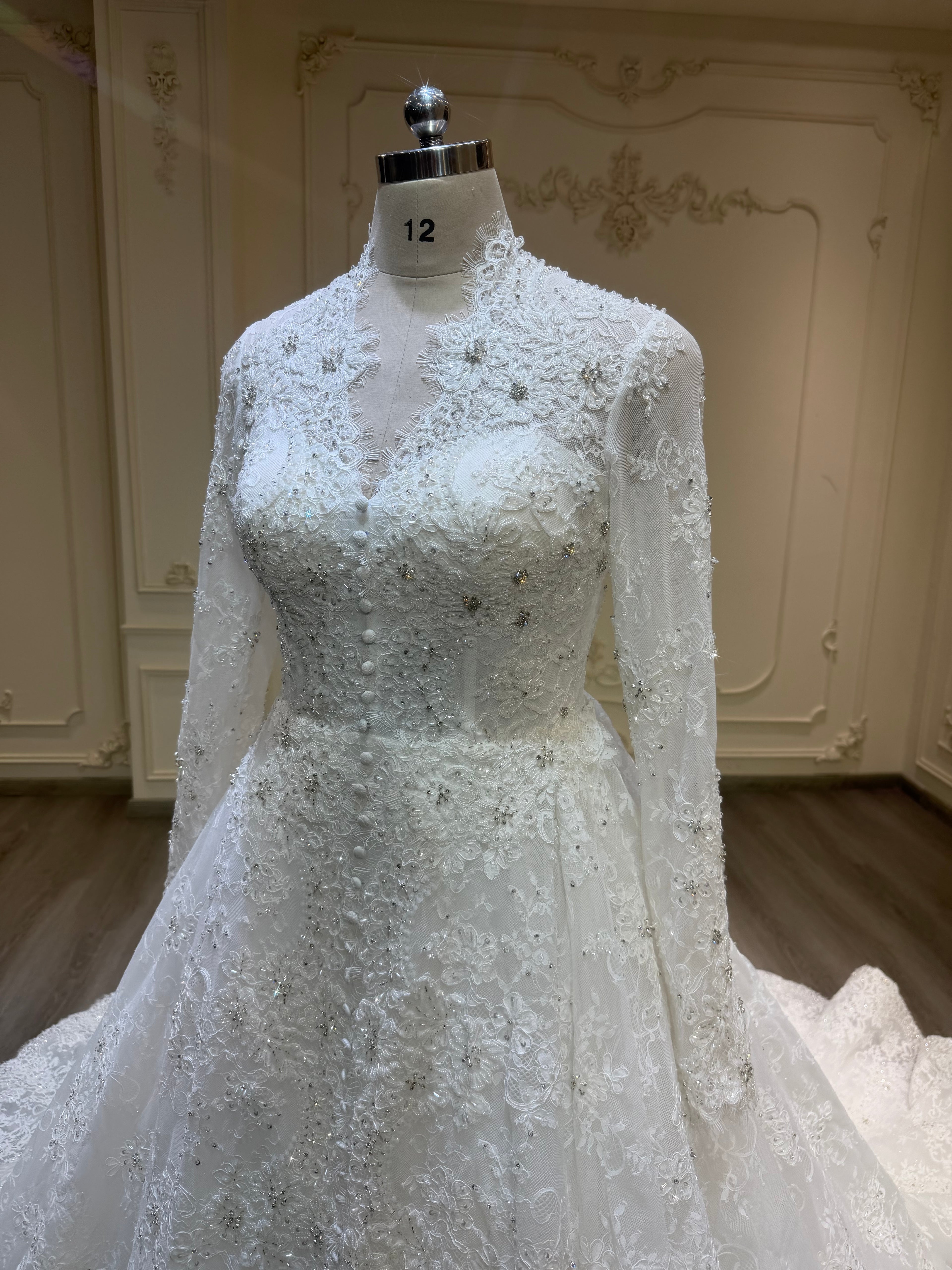 French lace dress with buttons down and long veil فستان دانتيل فرنسي مع أزرار و طرحة