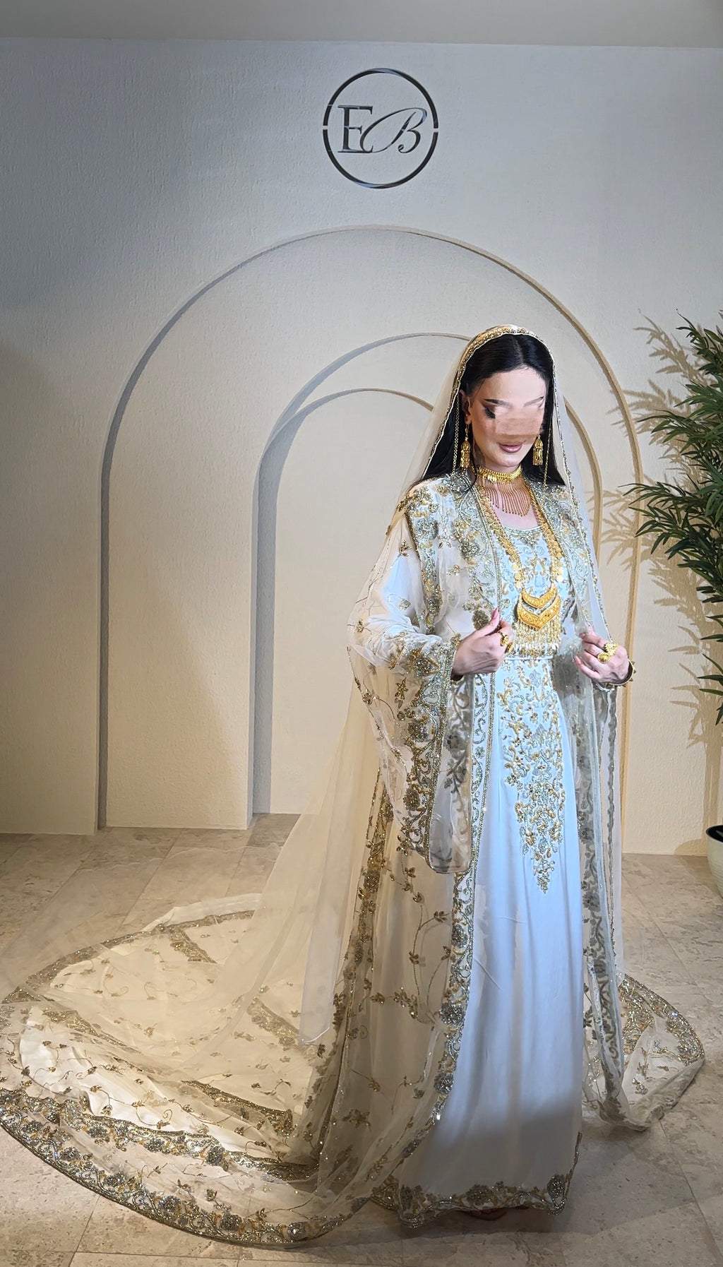 White Malka thoub ثوب ايفز برايدل ابيض و ذهبي