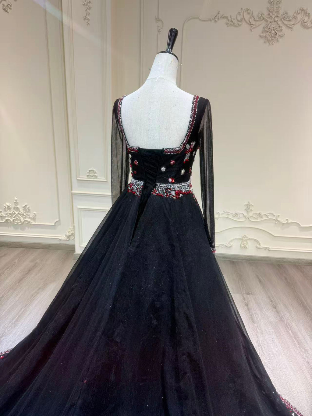 Black three piece henna dress with handmade crystal details فستان ملكة أسود مكون من ٣ قطع مع شك يدوي ثقيل