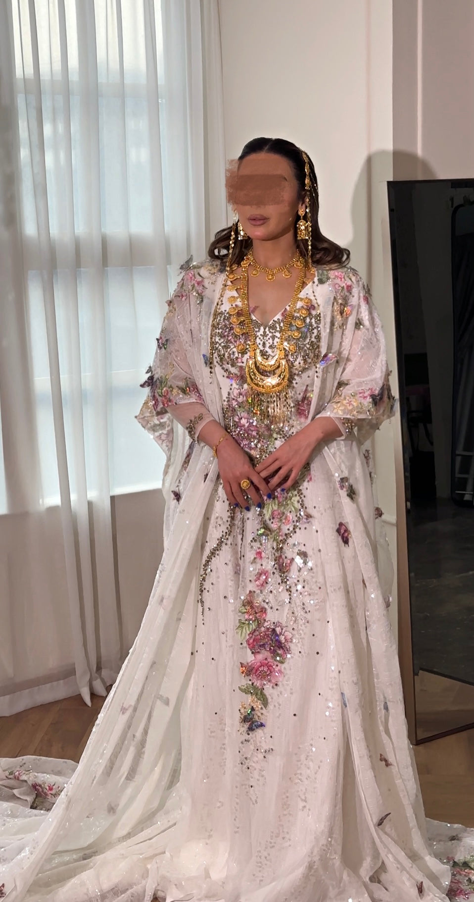 White thoub with crystal and handmade details ثوب ابيض مع ورد و كريستال يدوي