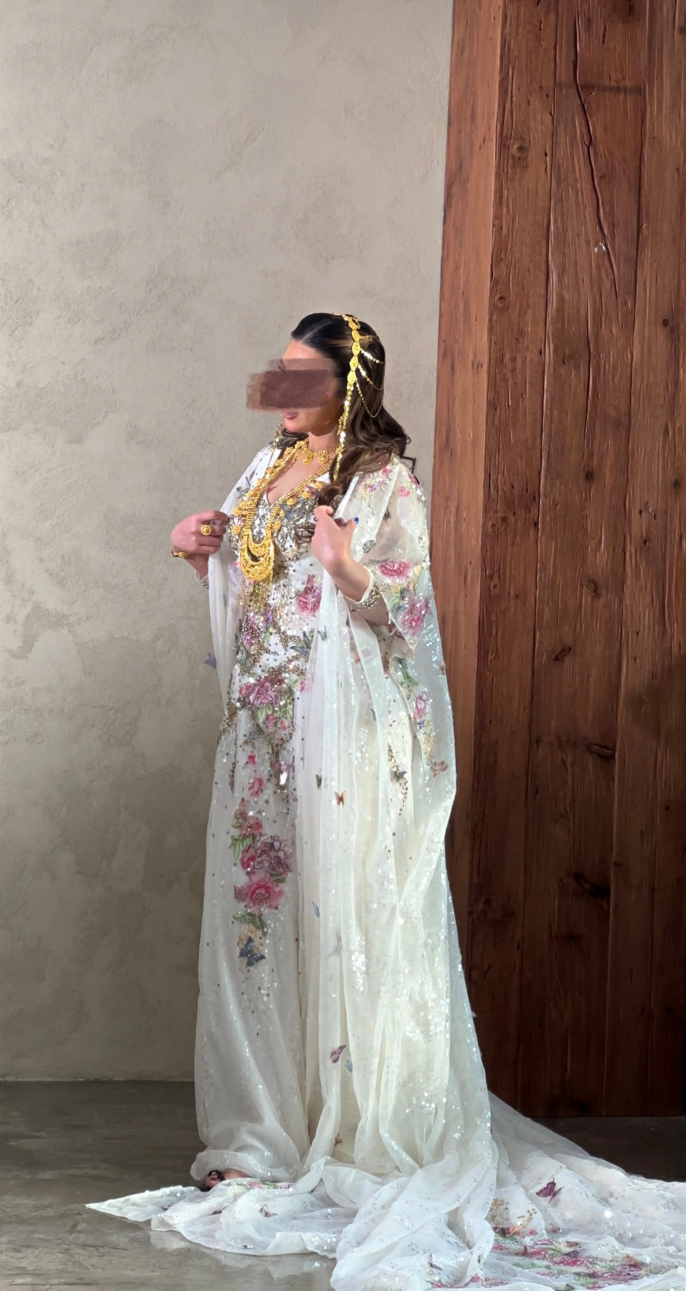 White thoub with crystal and handmade details ثوب ابيض مع ورد و كريستال يدوي