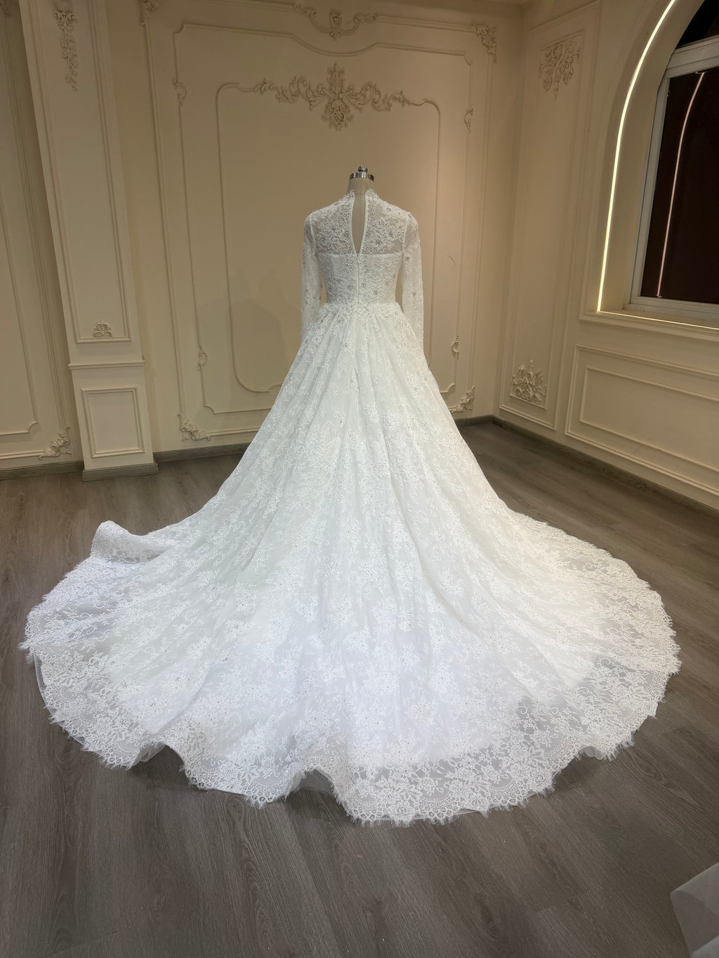 French lace dress with buttons down and long veil فستان دانتيل فرنسي مع أزرار و طرحة