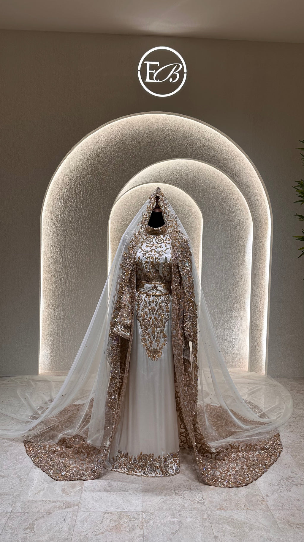 White and gold 4 piece thoub ثوب ابيض و ذهبي مكون من اربع قطع