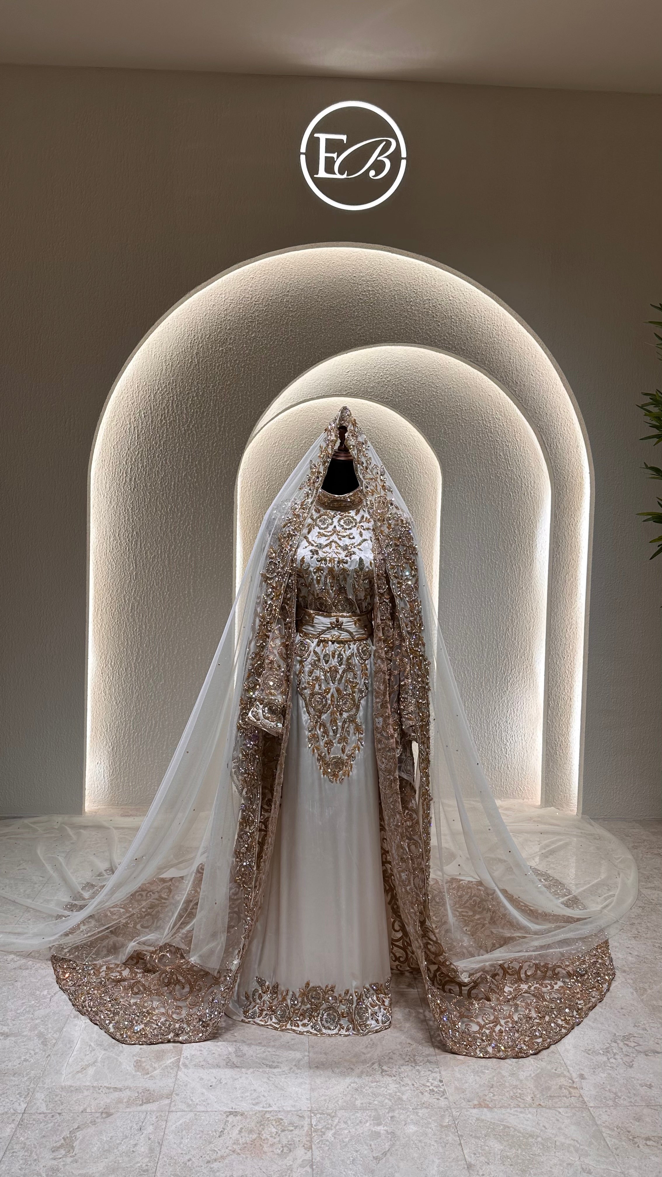 White and gold 4 piece thoub ثوب ابيض و ذهبي مكون من اربع قطع
