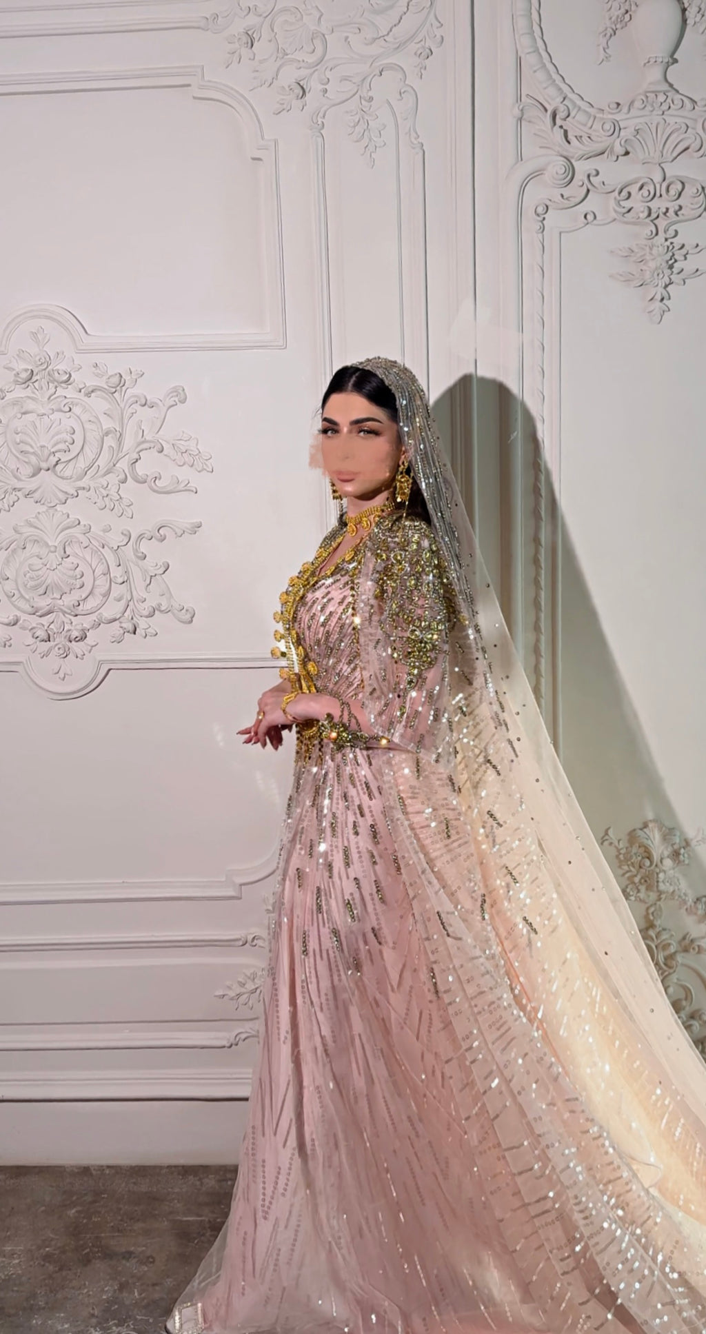 Champagne thoub with handmade crystals and veil ثوب روز جولد مع كريستالات باليد و طرحة