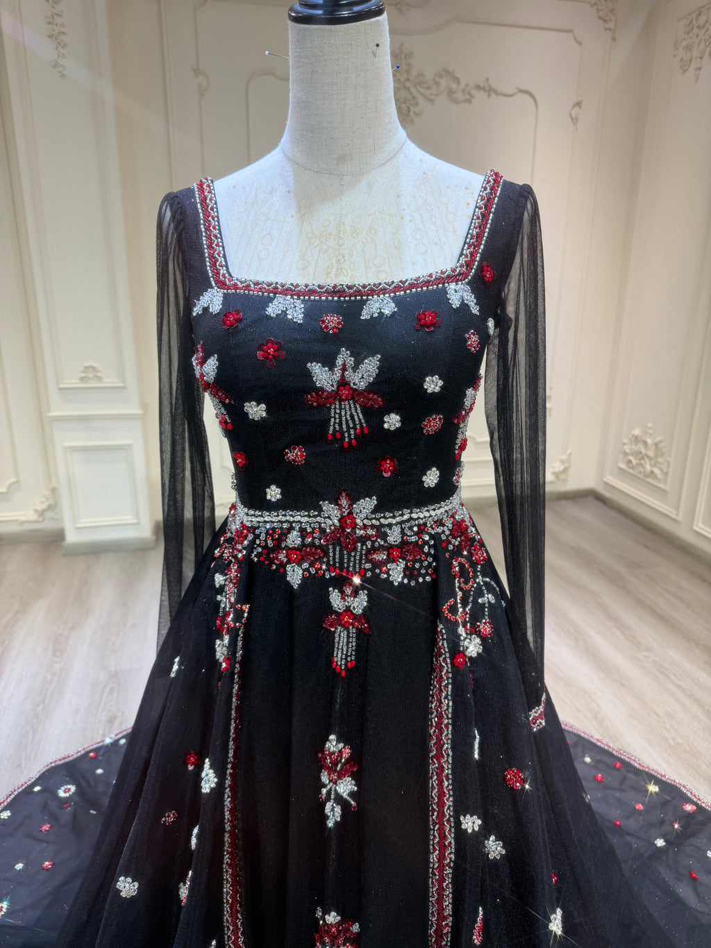 Black three piece henna dress with handmade crystal details فستان ملكة أسود مكون من ٣ قطع مع شك يدوي ثقيل
