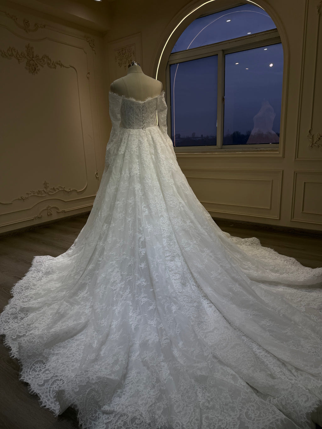 Intricate lace dress with corset and long veil فستان دانتيل فرنسي مع كورسيت و طرحة طويلة