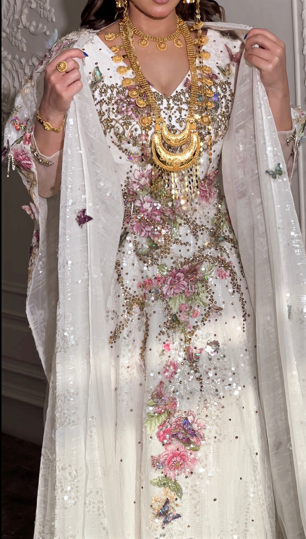 White thoub with crystal and handmade details ثوب ابيض مع ورد و كريستال يدوي