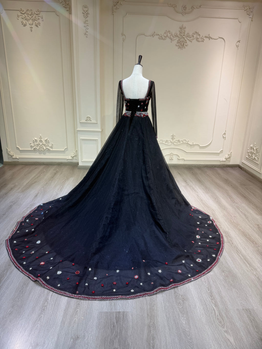 Black three piece henna dress with handmade crystal details فستان ملكة أسود مكون من ٣ قطع مع شك يدوي ثقيل