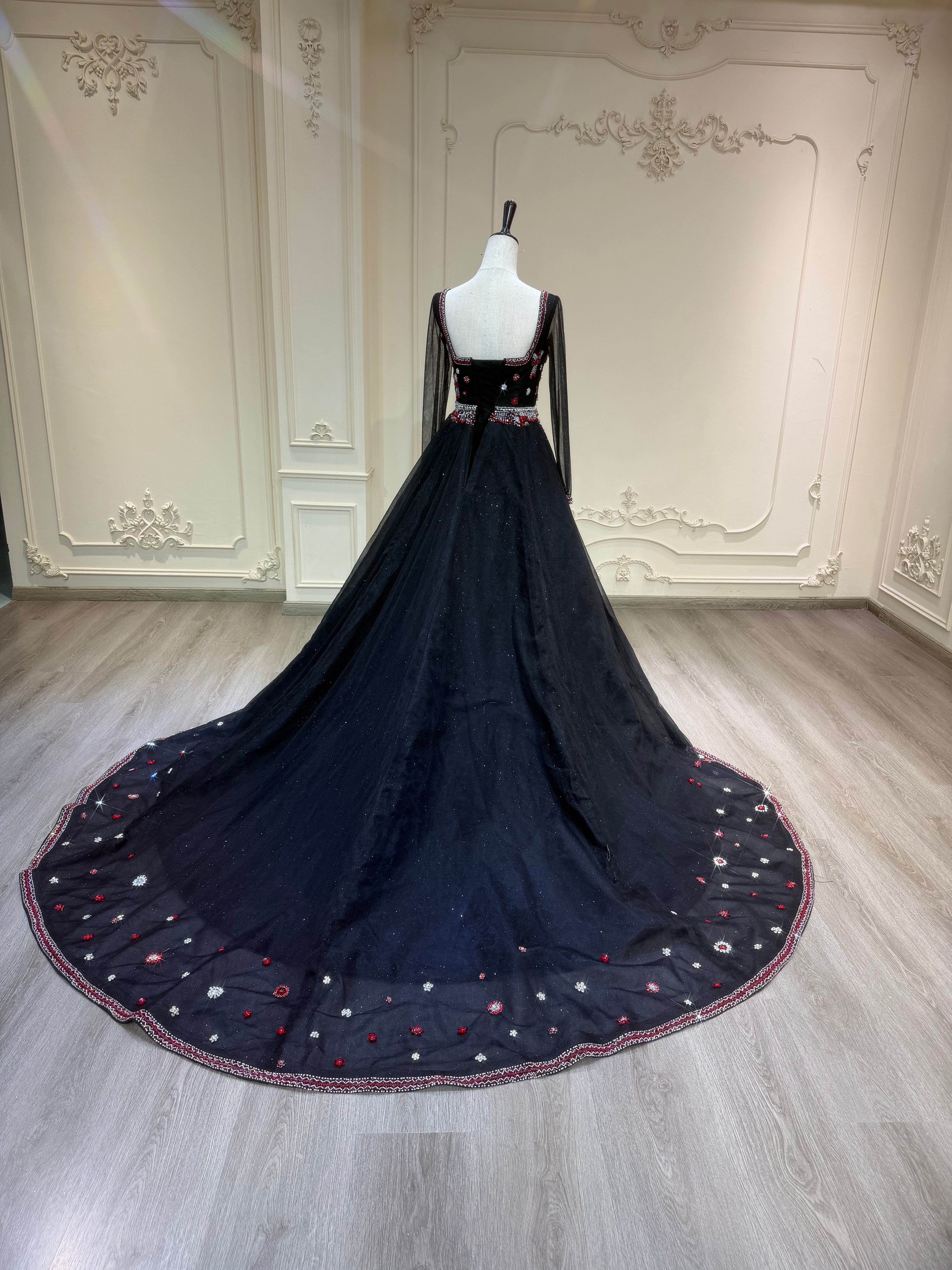 Black three piece henna dress with handmade crystal details فستان ملكة أسود مكون من ٣ قطع مع شك يدوي ثقيل