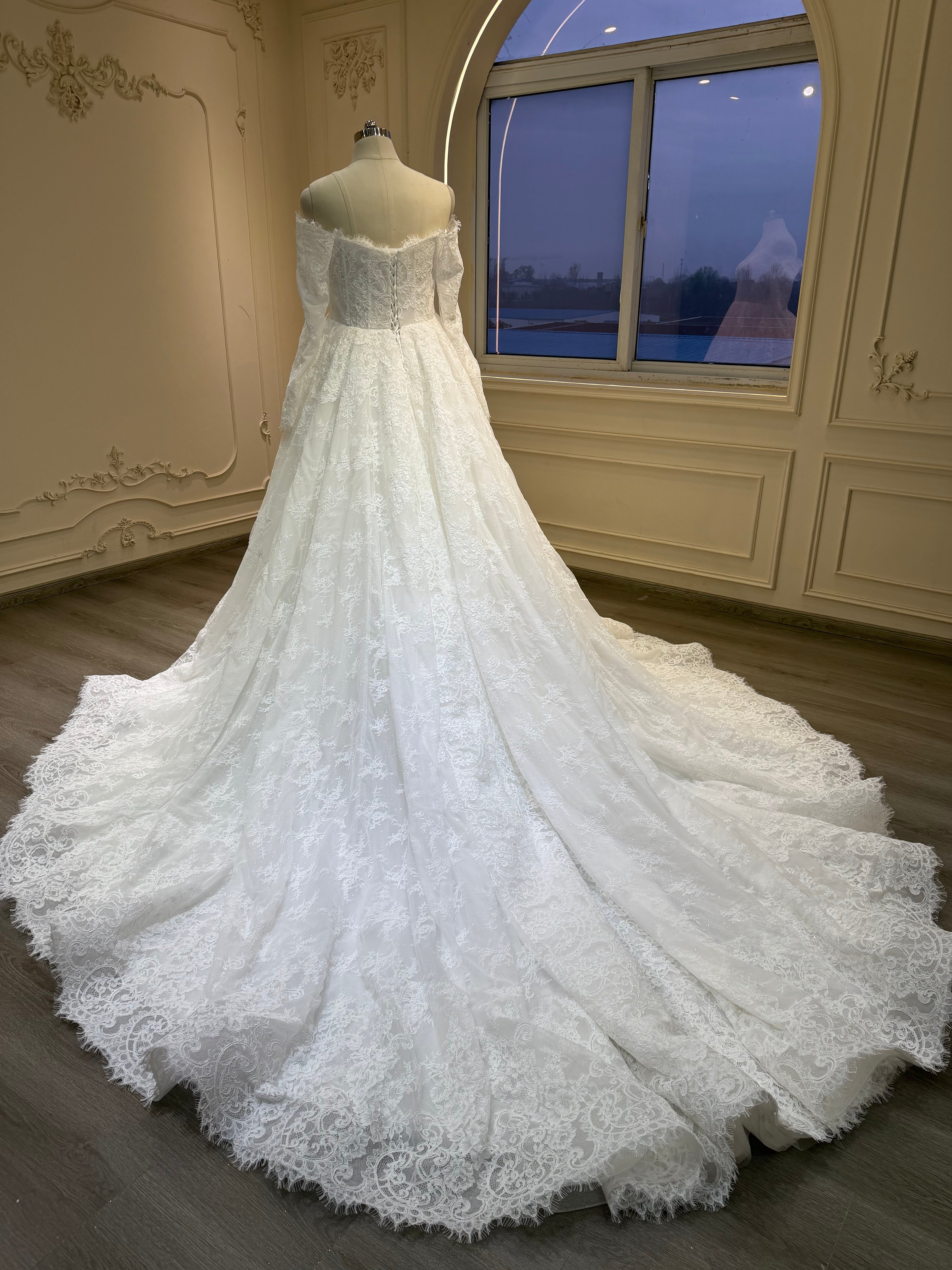 Intricate lace dress with corset and long veil فستان دانتيل فرنسي مع كورسيت و طرحة طويلة