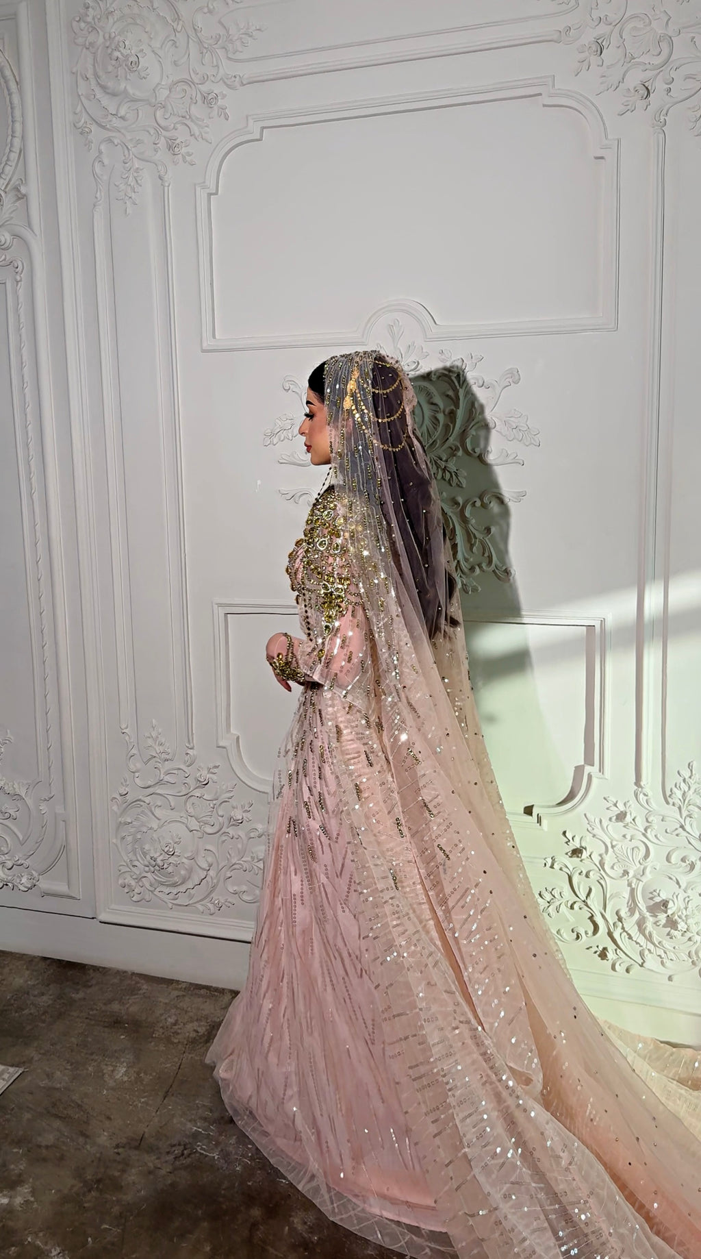 Champagne thoub with handmade crystals and veil ثوب روز جولد مع كريستالات باليد و طرحة