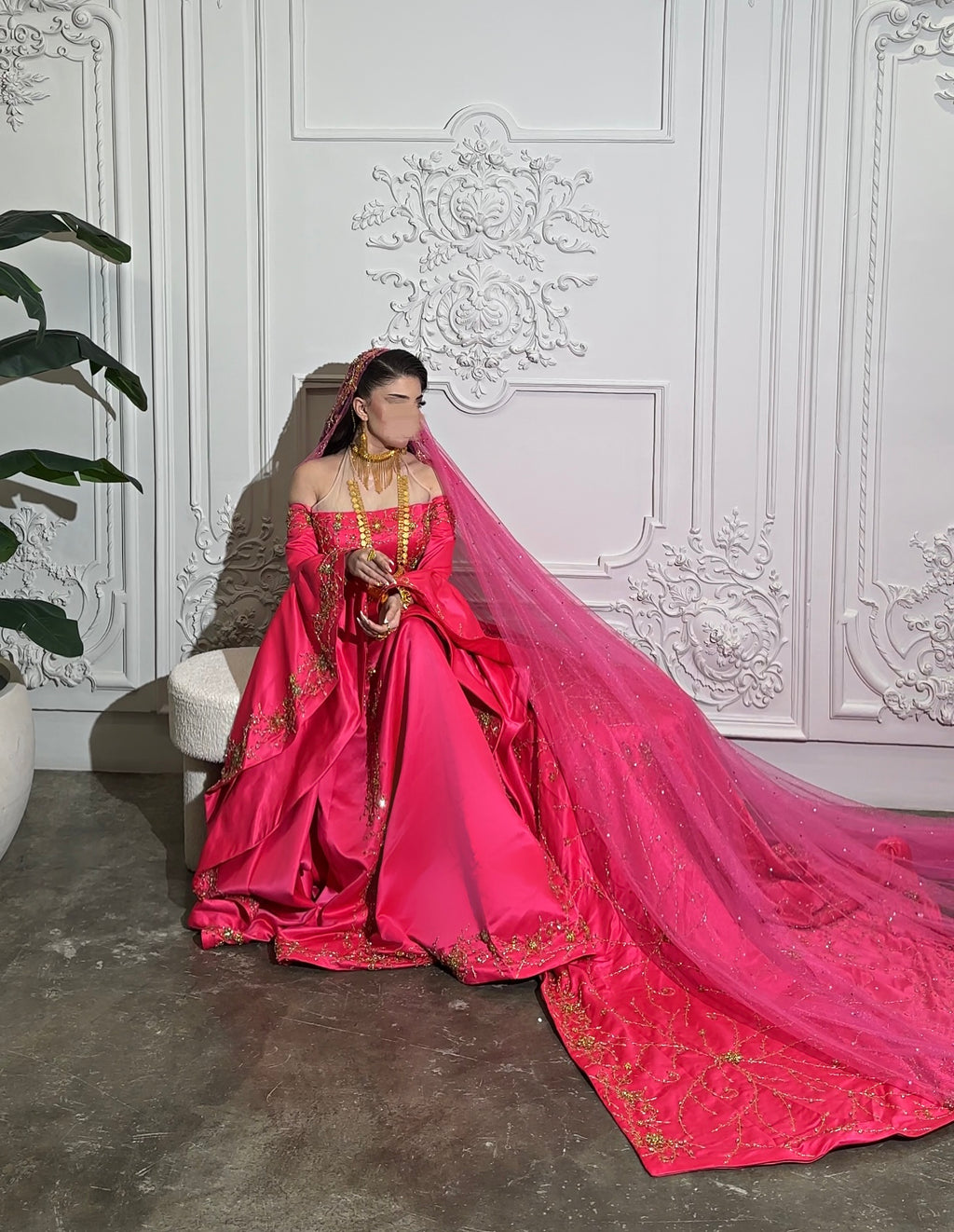 Fuschia Malka Gown فستان ملكة فوشي مع شك ذهبي