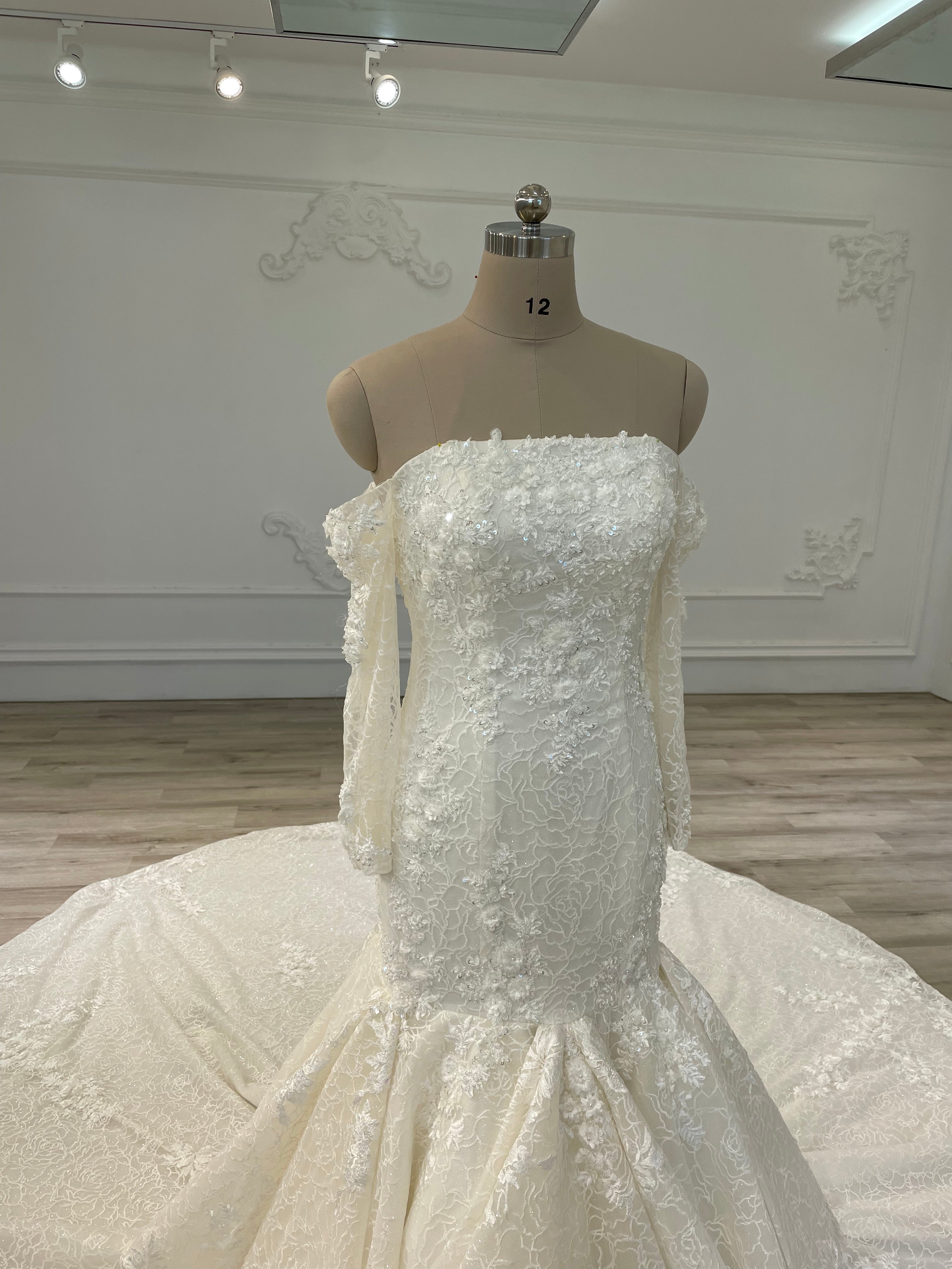 Mermaid off-white dress with alencon lace and handmade flowers فستان بقصة حورية البحر مع دانتيل ثقيل و ورد باليد