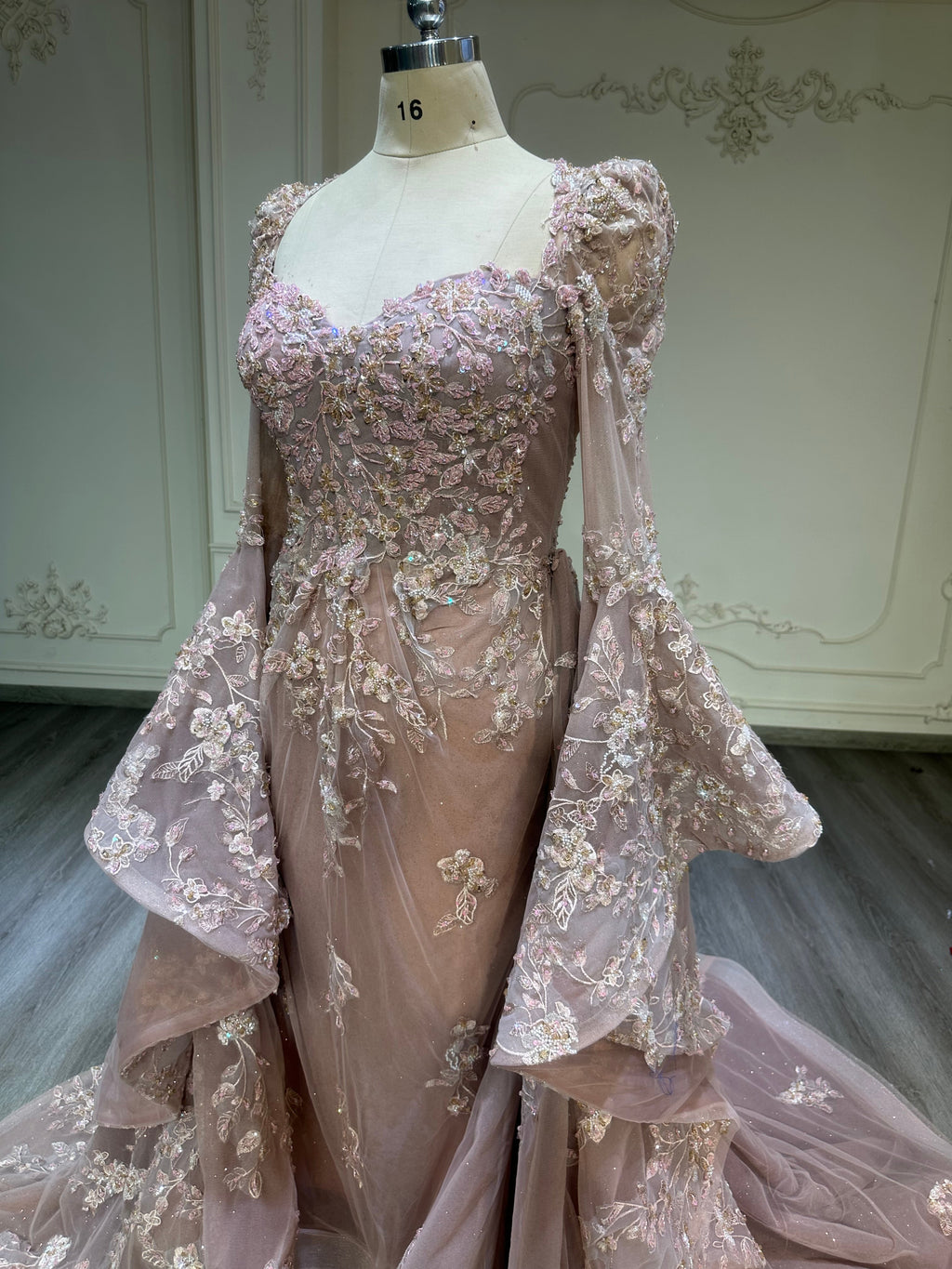 Champagne dress with removable skirt and veil فستان روز جولد مع خرز ذهبي و طرحة