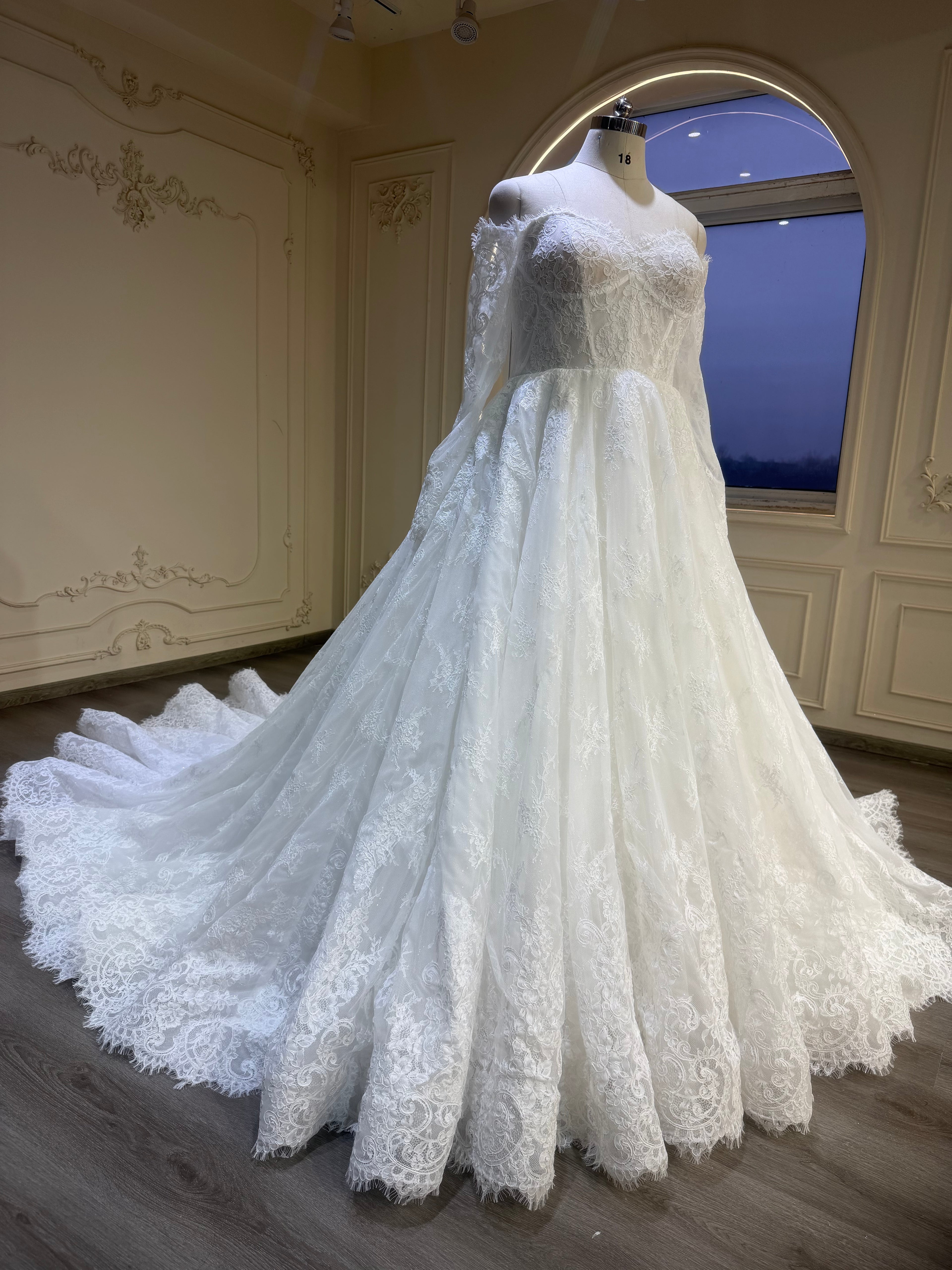 Intricate lace dress with corset and long veil فستان دانتيل فرنسي مع كورسيت و طرحة طويلة