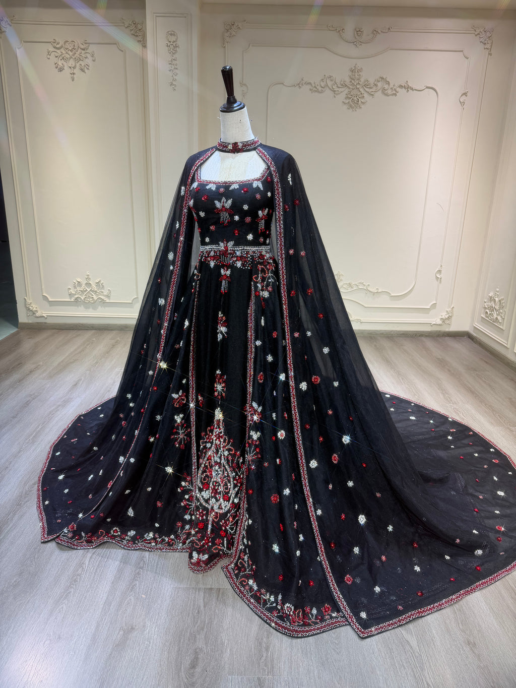 Black three piece henna dress with handmade crystal details فستان ملكة أسود مكون من ٣ قطع مع شك يدوي ثقيل