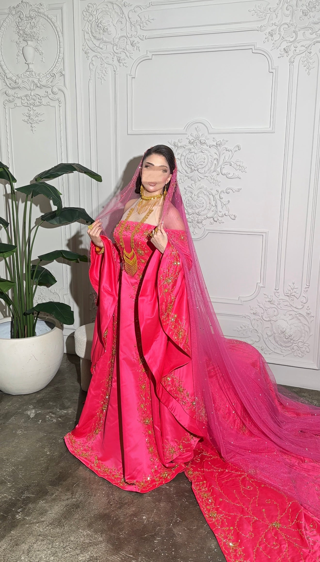 Fuschia Malka Gown فستان ملكة فوشي مع شك ذهبي