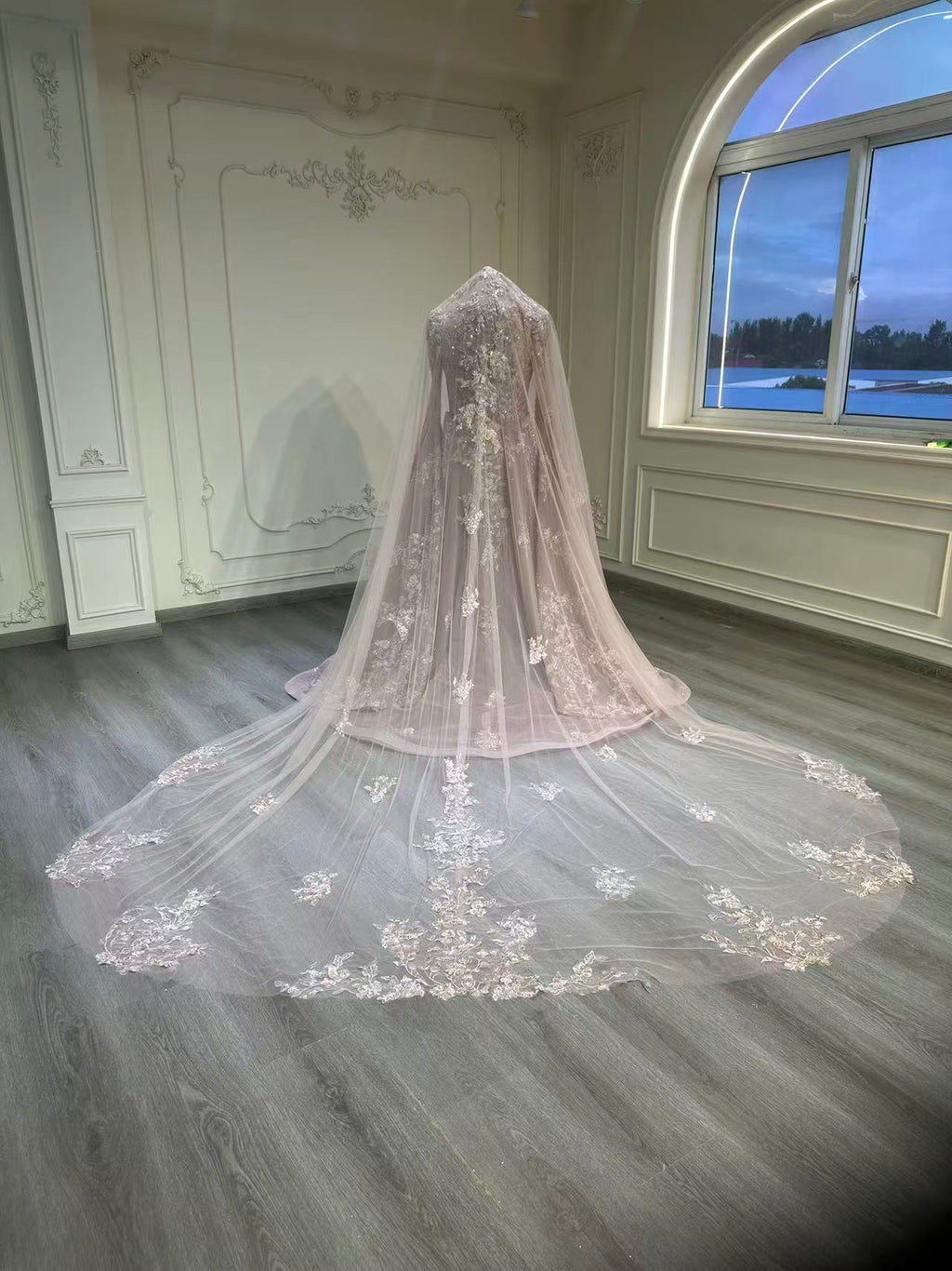 Champagne dress with removable skirt and veil فستان روز جولد مع خرز ذهبي و طرحة