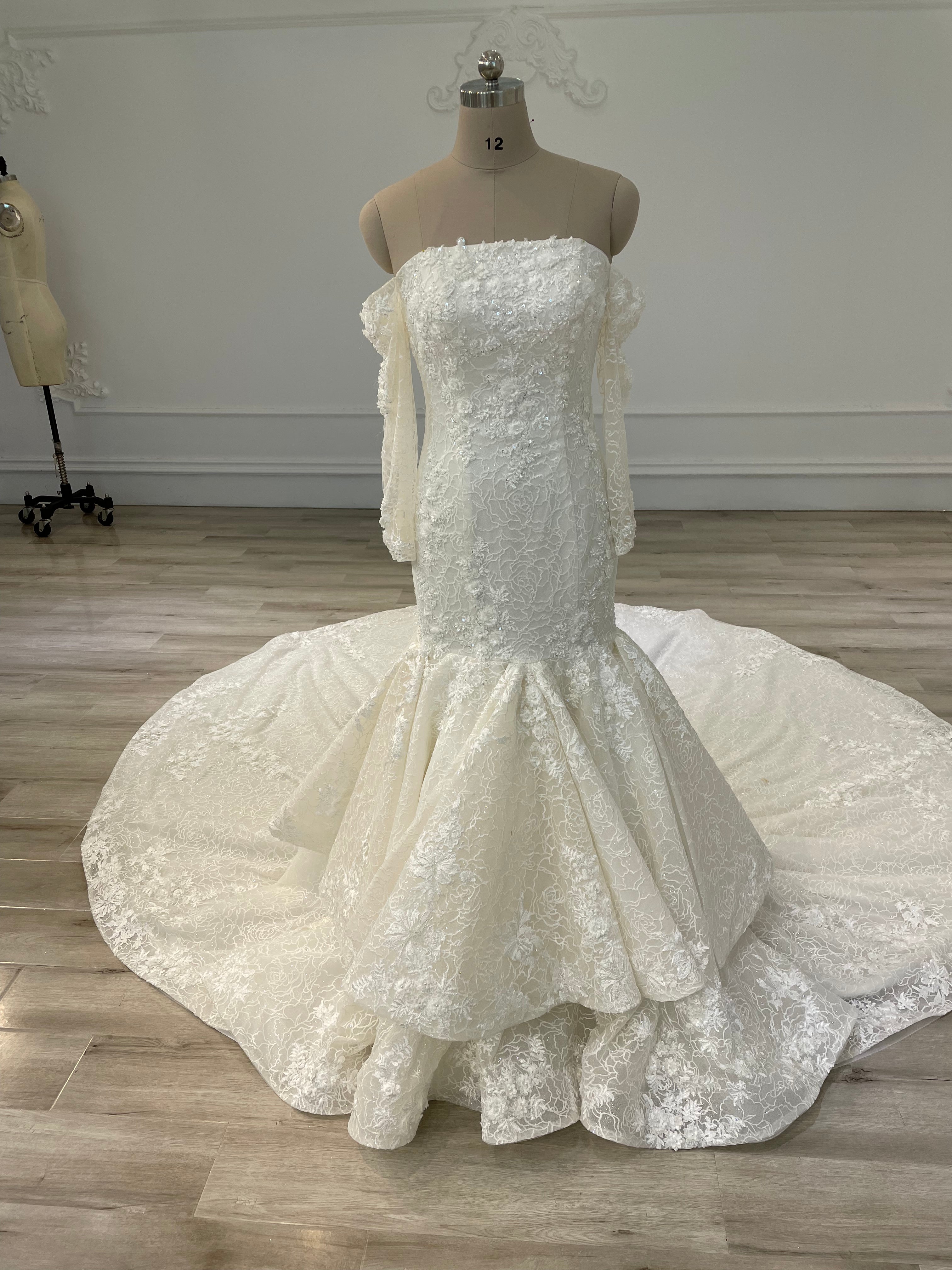 Mermaid off-white dress with alencon lace and handmade flowers فستان بقصة حورية البحر مع دانتيل ثقيل و ورد باليد