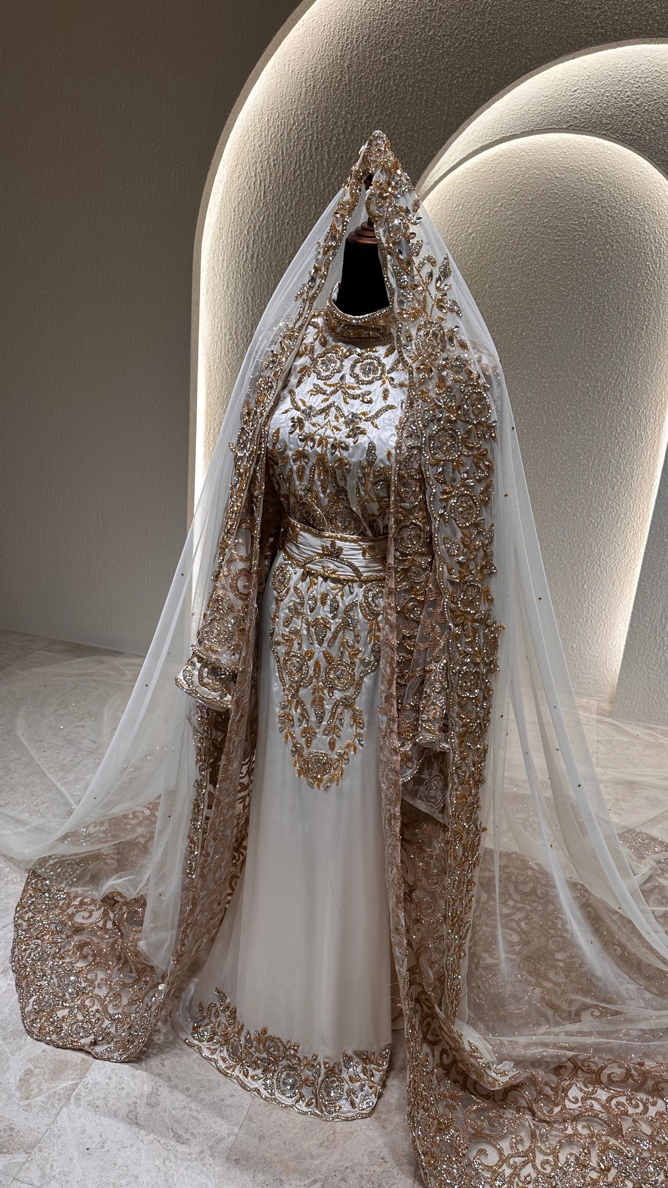 White and gold 4 piece thoub ثوب ابيض و ذهبي مكون من اربع قطع