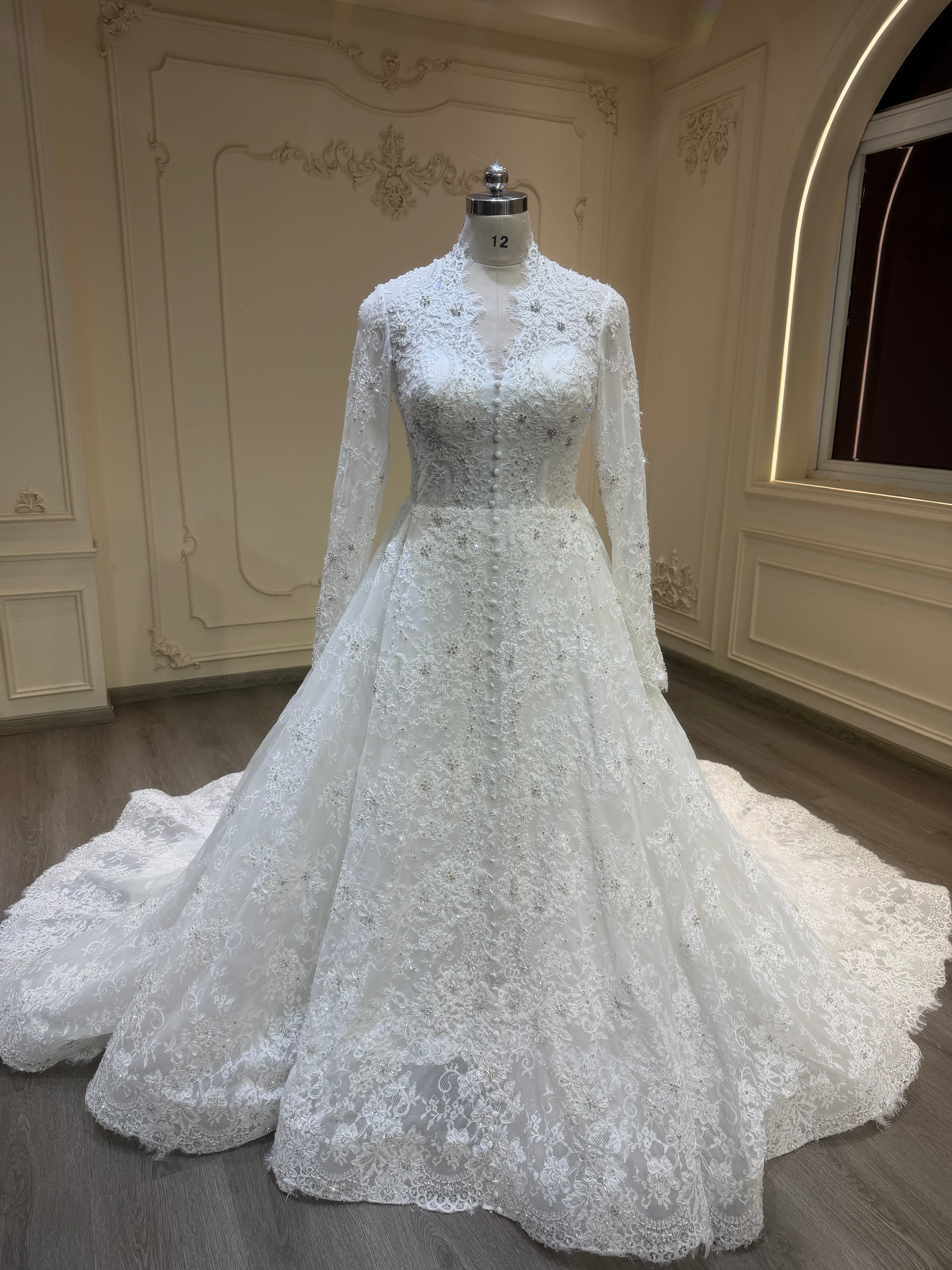French lace dress with buttons down and long veil فستان دانتيل فرنسي مع أزرار و طرحة