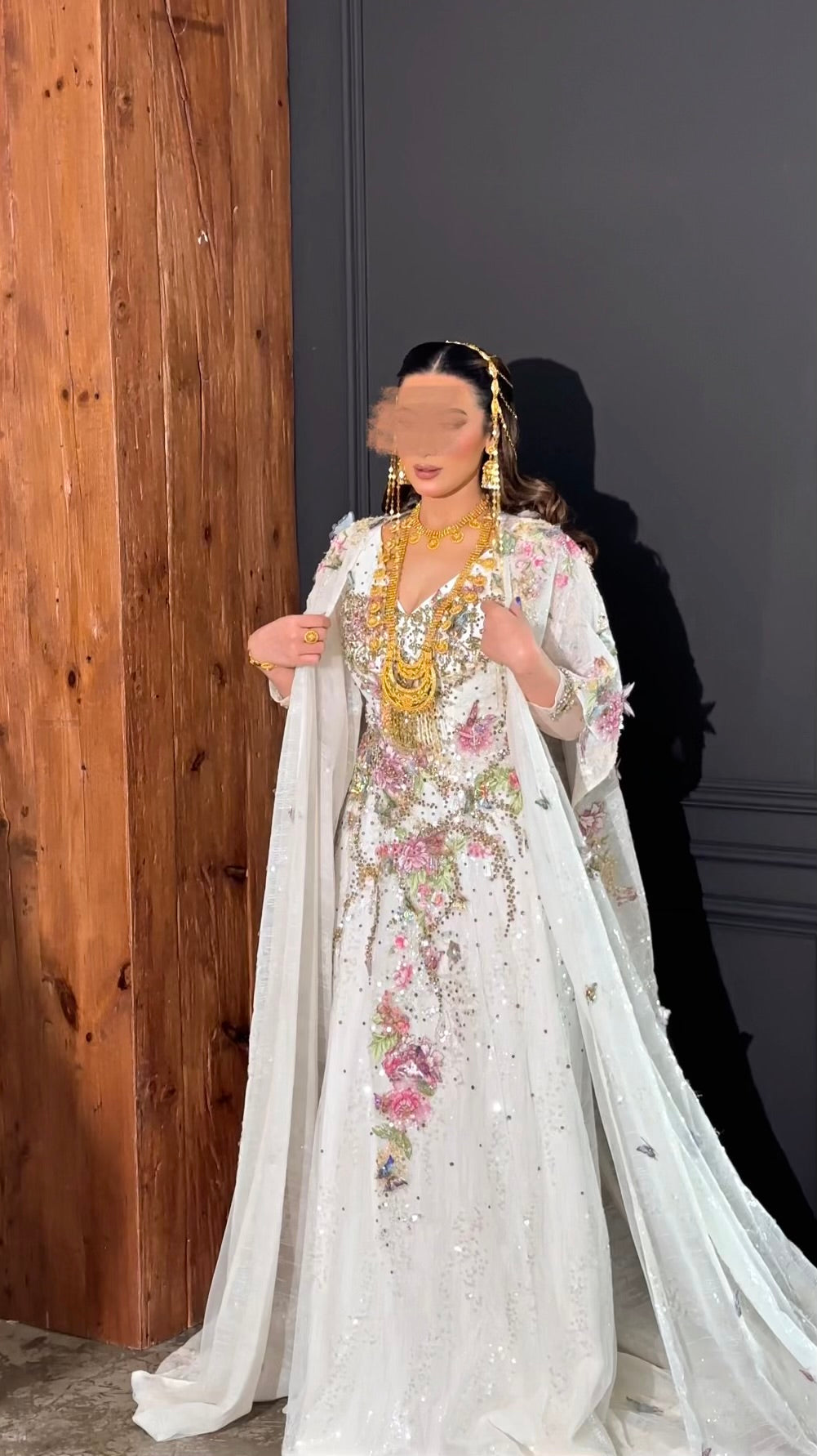 White thoub with crystal and handmade details ثوب ابيض مع ورد و كريستال يدوي
