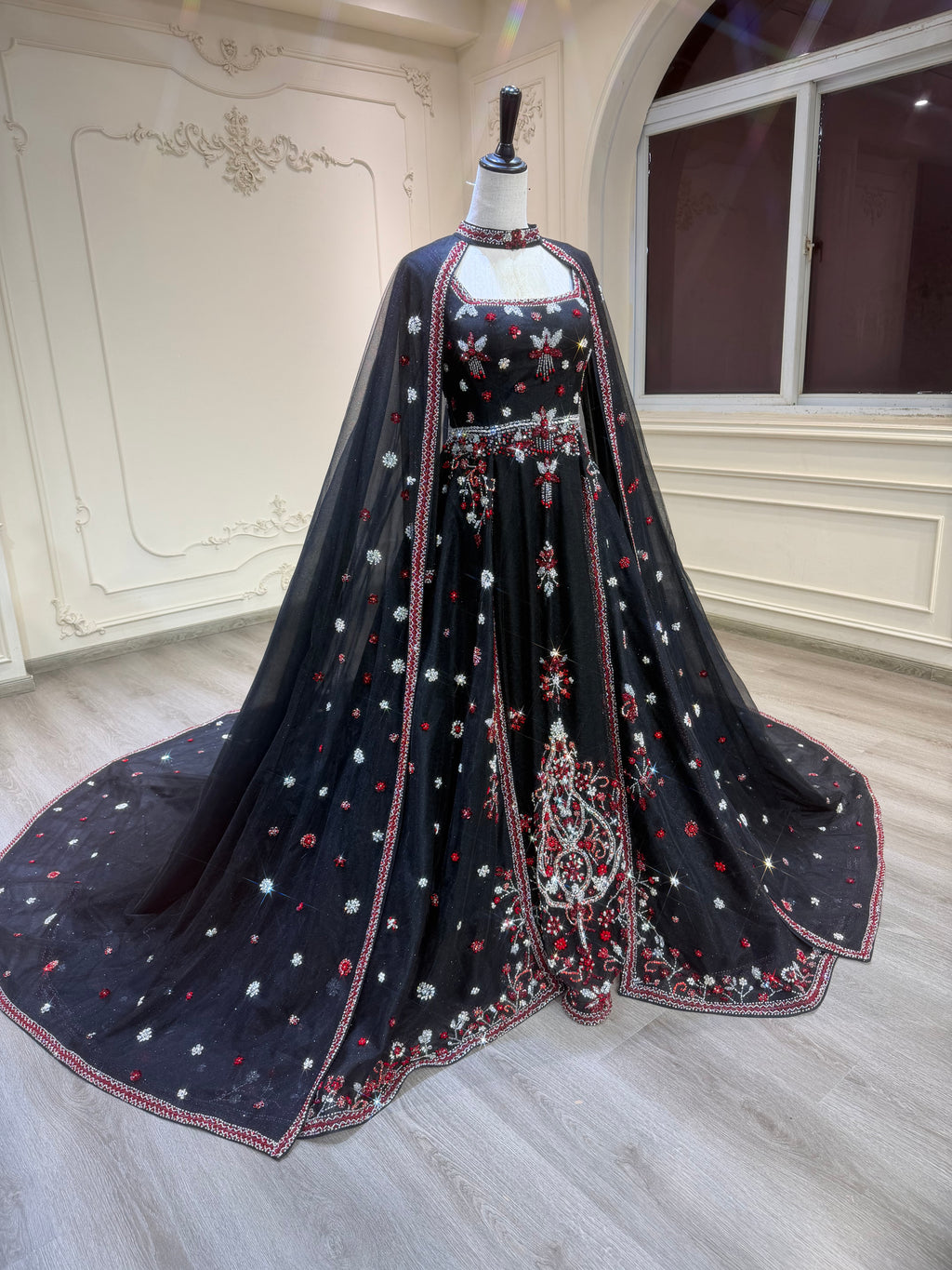 Black three piece henna dress with handmade crystal details فستان ملكة أسود مكون من ٣ قطع مع شك يدوي ثقيل
