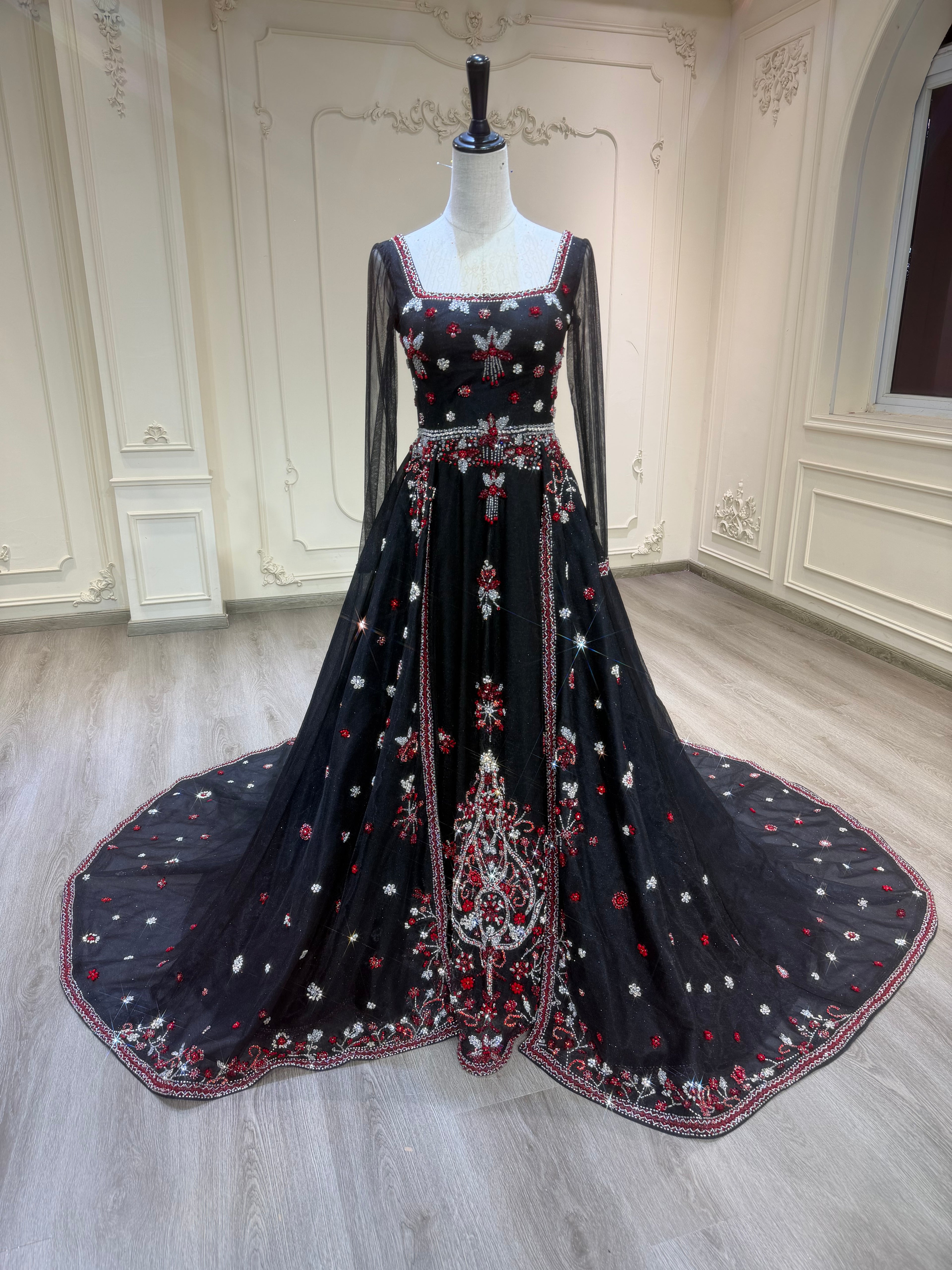 Black three piece henna dress with handmade crystal details فستان ملكة أسود مكون من ٣ قطع مع شك يدوي ثقيل