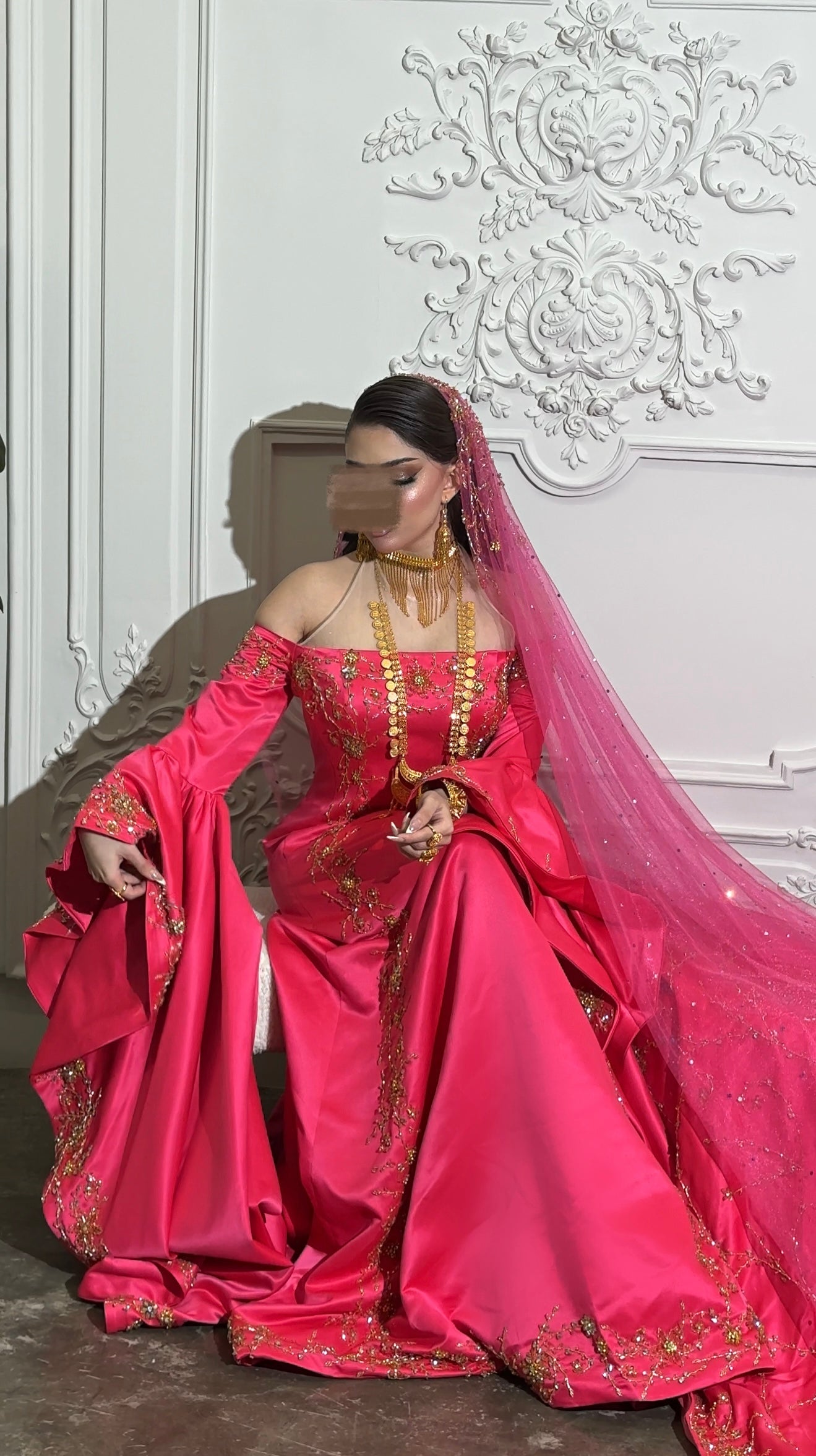 Fuschia Malka Gown فستان ملكة فوشي مع شك ذهبي