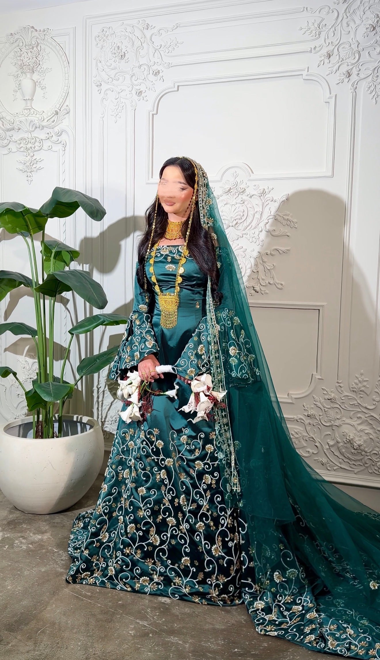 Extravagant green henna malka dress with heavy embroidery فستان ملكة فخم مع شك يدوي ثقيل
