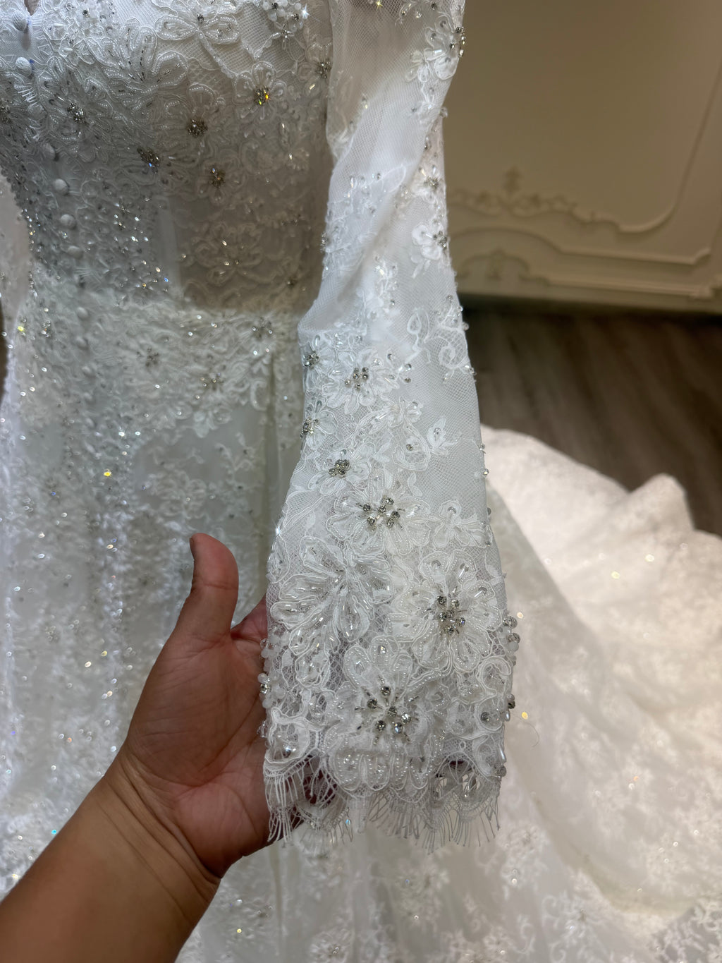 French lace dress with buttons down and long veil فستان دانتيل فرنسي مع أزرار و طرحة