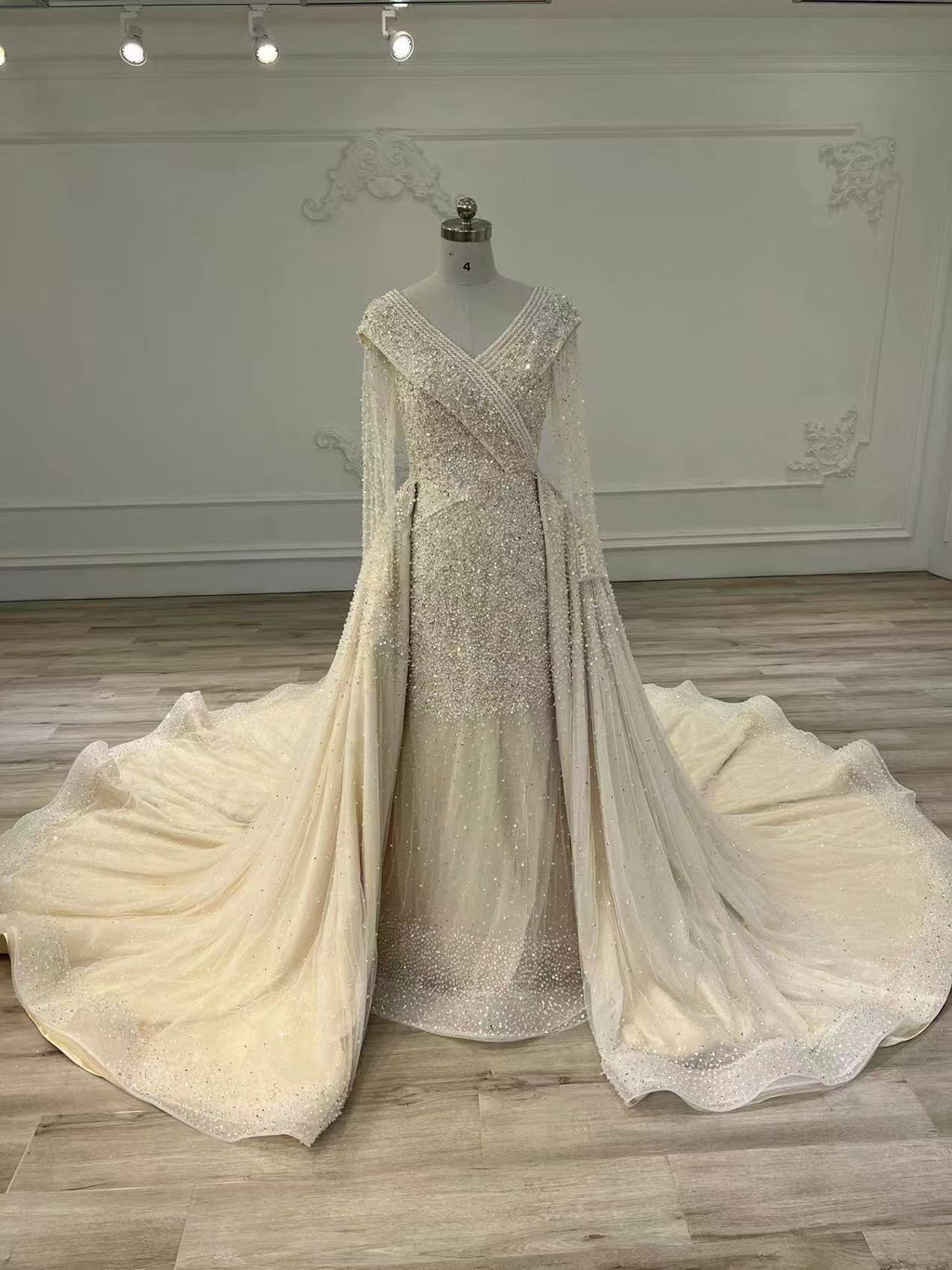 Luxury crystal fishtail weeeing dress with veilفستان فخم جدا من الكريستال اليدوي مع طرحة