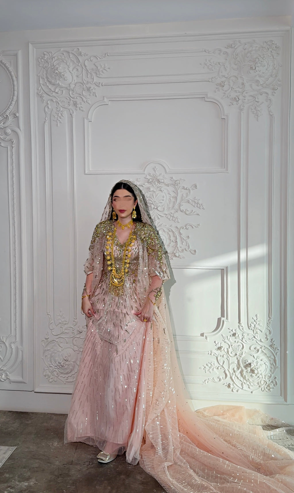 Champagne thoub with handmade crystals and veil ثوب روز جولد مع كريستالات باليد و طرحة