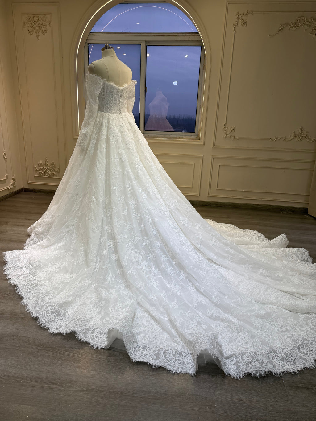 Intricate lace dress with corset and long veil فستان دانتيل فرنسي مع كورسيت و طرحة طويلة