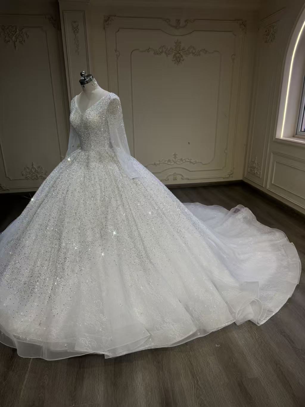 Handmade fully crystal dress over lace فستان كريستال ثقيل باليد مع طرحة فوق دانتيل