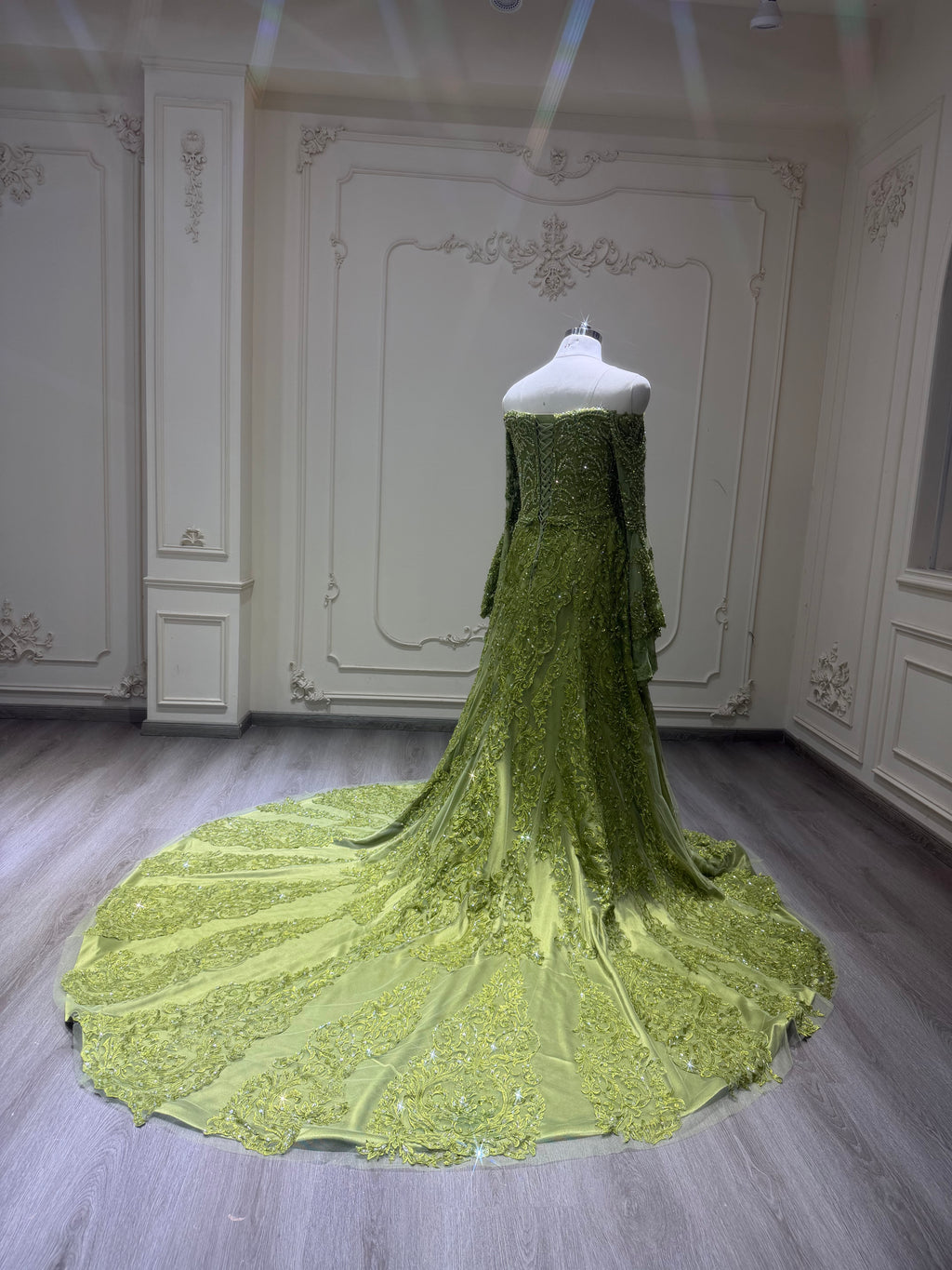 Olive green malka lace dress فستان ملكة دانتيل فستقي مع طرحة