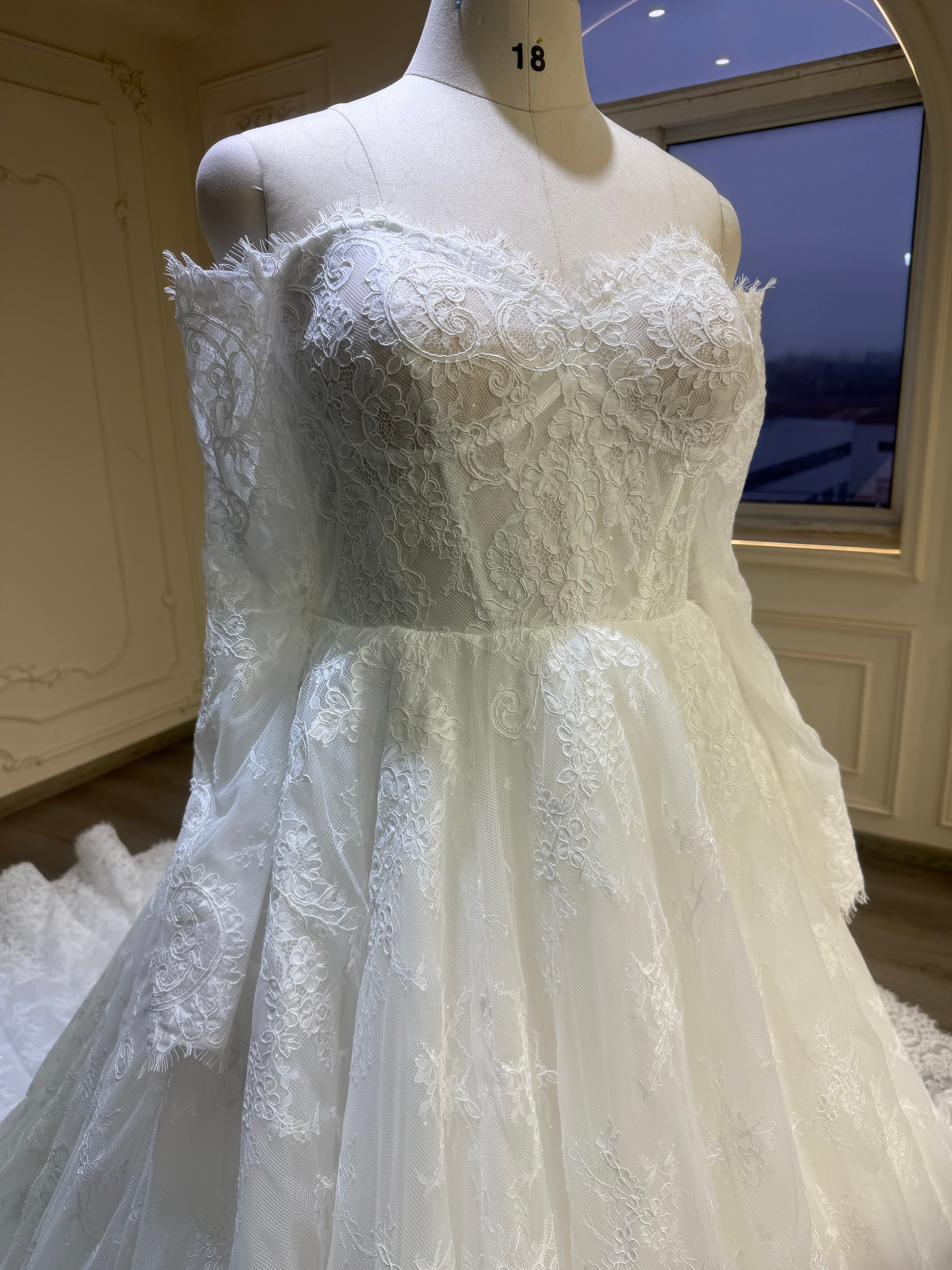Intricate lace dress with corset and long veil فستان دانتيل فرنسي مع كورسيت و طرحة طويلة