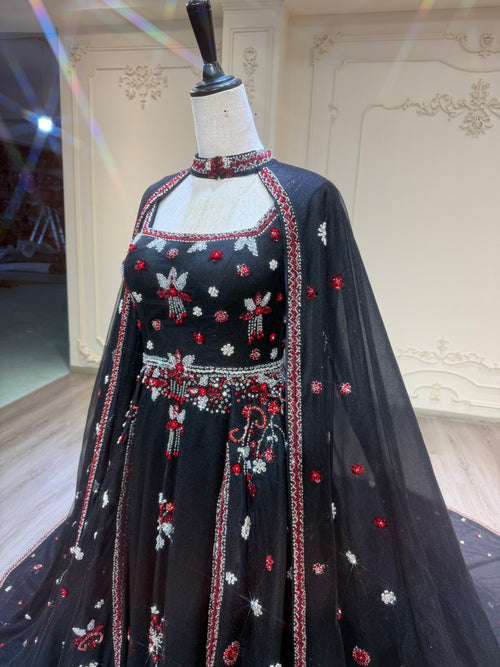 Black three piece henna dress with handmade crystal details فستان ملكة أسود مكون من ٣ قطع مع شك يدوي ثقيل