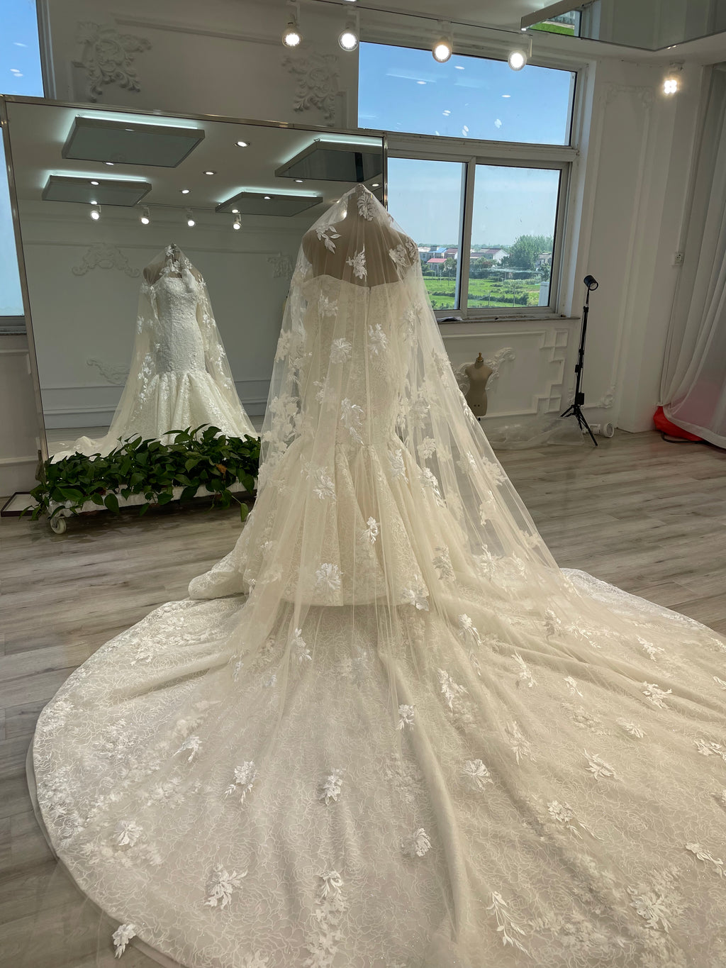 Mermaid off-white dress with alencon lace and handmade flowers فستان بقصة حورية البحر مع دانتيل ثقيل و ورد باليد
