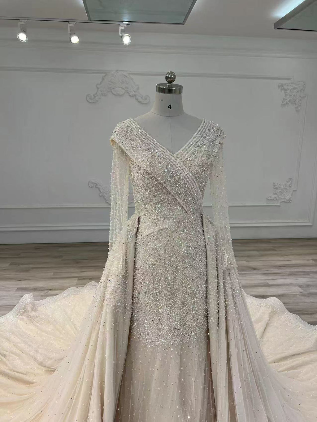 Luxury crystal fishtail weeeing dress with veilفستان فخم جدا من الكريستال اليدوي مع طرحة