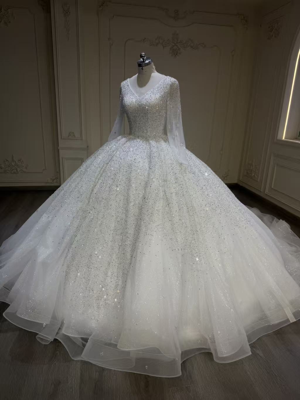 Handmade fully crystal dress over lace فستان كريستال ثقيل باليد مع طرحة فوق دانتيل