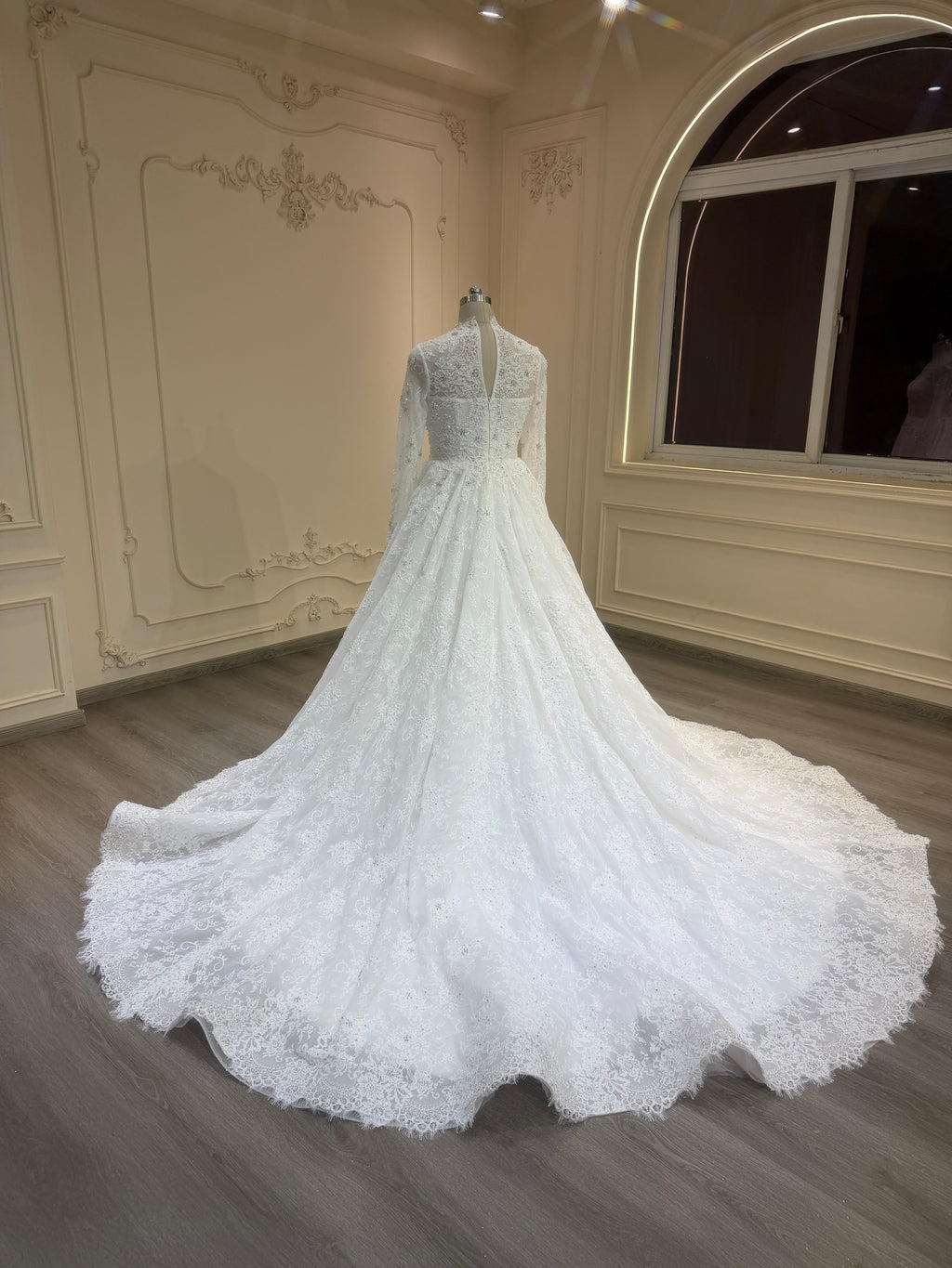 French lace dress with buttons down and long veil فستان دانتيل فرنسي مع أزرار و طرحة